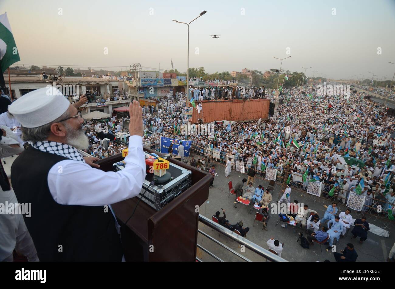 Peshawar, Pakistan. Mai 2021. Anhänger der pakistanischen religiösen Gruppe in Peschawar, Jamaat-e-Islami, nehmen an einer Kundgebung zur Unterstützung der Palästinenser Teil. (Foto: Hussain Ali/Pacific Press) Quelle: Pacific Press Media Production Corp./Alamy Live News Stockfoto