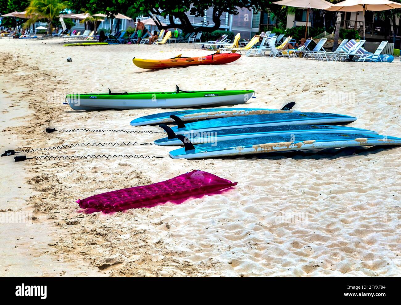 Sicher, Boards, Kajaks und leere Liegen am frühen Morgen in einem karibischen Strandresort Stockfoto