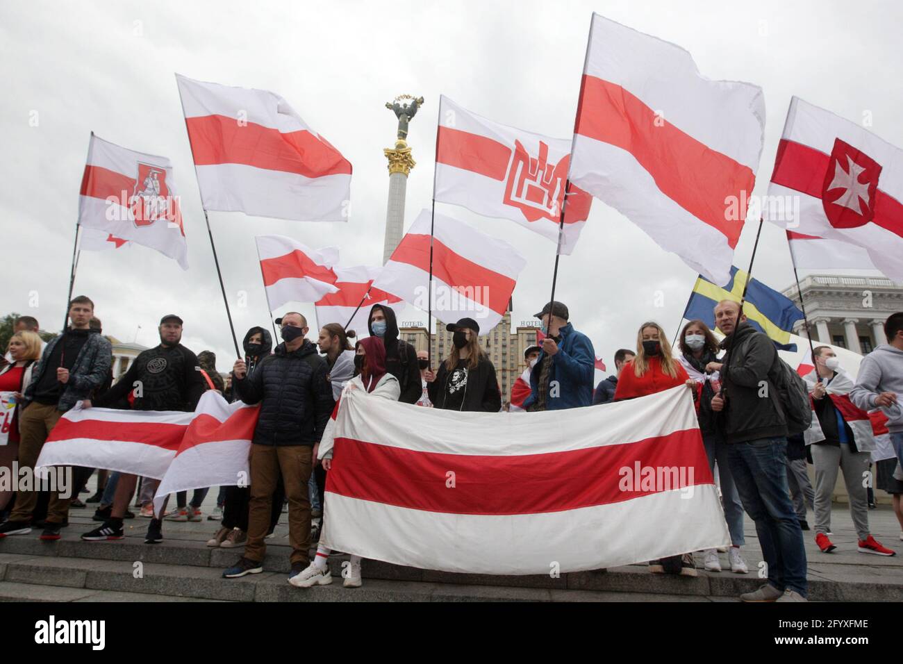 Kiew, Ukraine. Mai 2021. Während des Protestes halten die Belarussen ehemalige nationale belarussische Flaggen auf dem Unabhängigkeitsplatz.Mitglieder der belarussischen Diaspora in der Ukraine nahmen an der Kundgebung Teil, um ihre Solidarität mit der regierungsfeindlichen belarussischen Bewegung auszudrücken. Protest gegen die jüngste Verhaftung des oppositionellen Bloggers und Aktivisten Roman Protasewitsch und die Politik des Präsidenten von Belarus Alexander Lukaschenko. Kredit: SOPA Images Limited/Alamy Live Nachrichten Stockfoto
