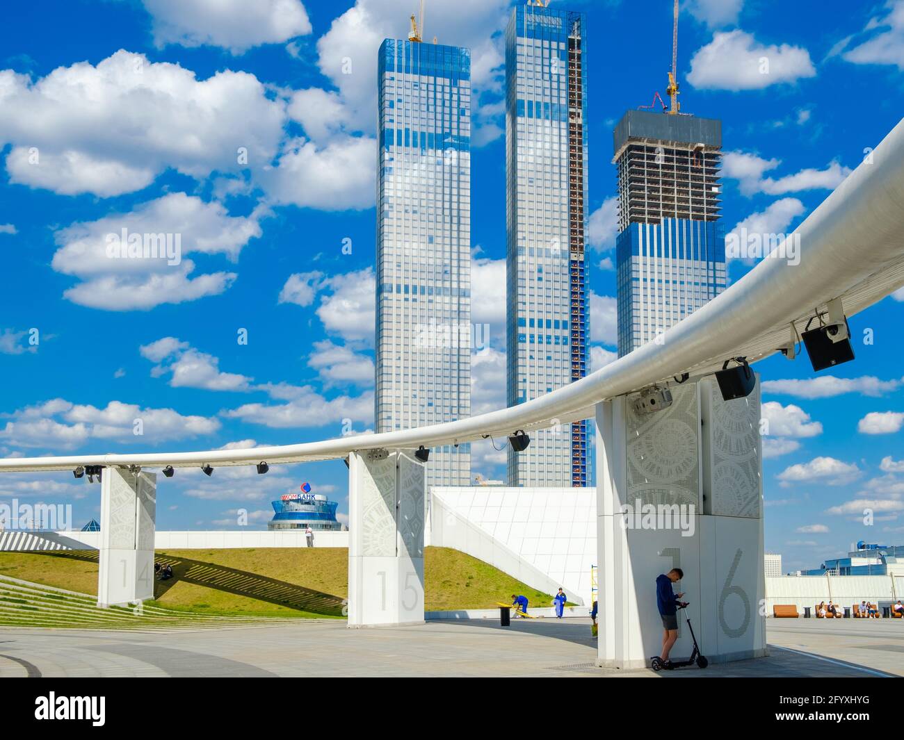 Moskau. Russland. 26.Mai 2021. Modernes Erholungsgebiet mit abstrakten architektonischen Formen im Geschäftskomplex der Stadt Moskau. Touristen ruhen sich aus Stockfoto