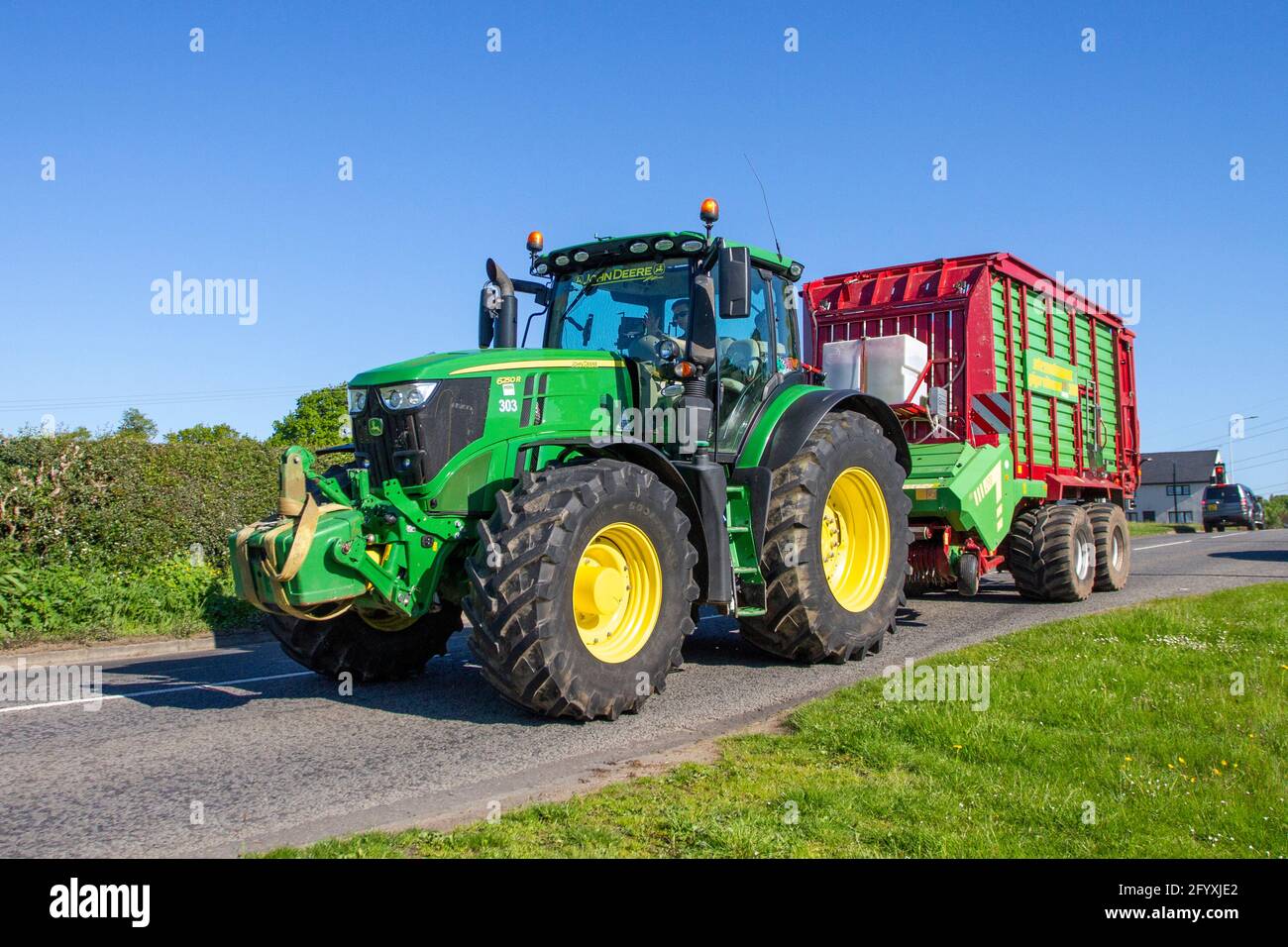John Deere-Traktoren und zugehörige Landmaschinen für den Grasschnitt in der britischen Regierung Stockfoto