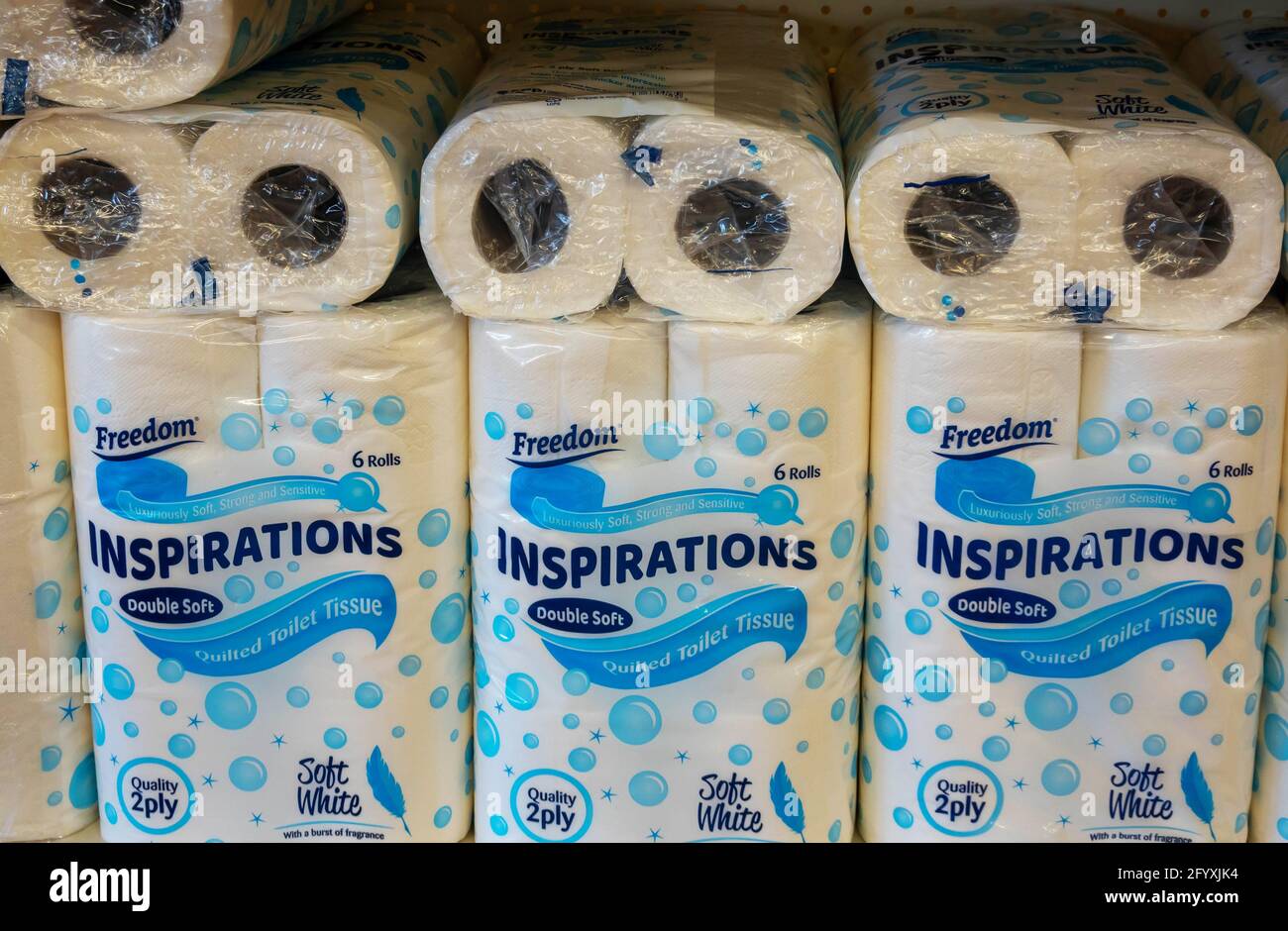 6-Pack Rollen doppelt-weiches Toilettenpapier zum Verkauf in einem Supermarkt in England Stockfoto