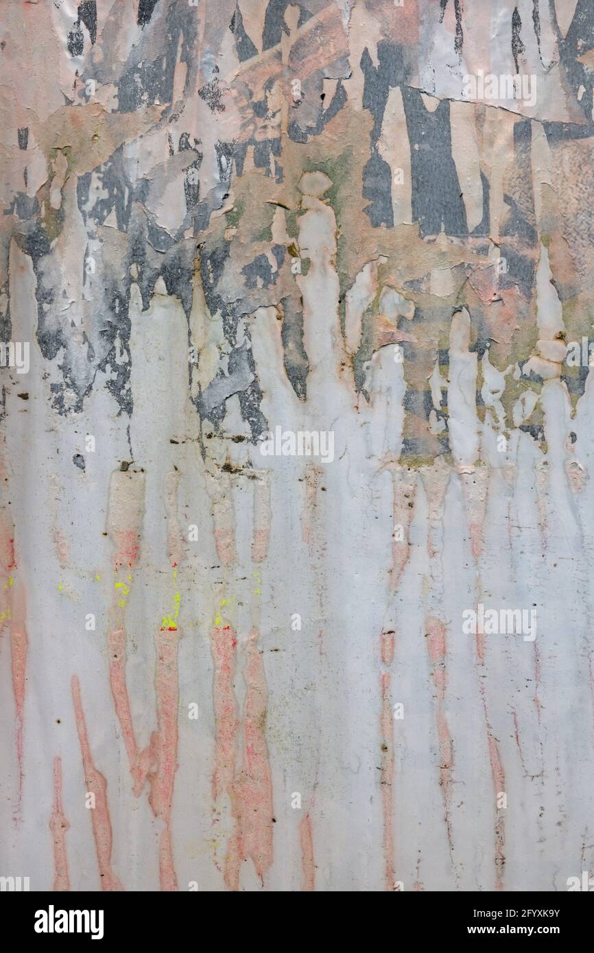 Schmutzige Papierstruktur mit zerrissenen Postern und Farbflecken. Abstrakter Hintergrund. Stockfoto