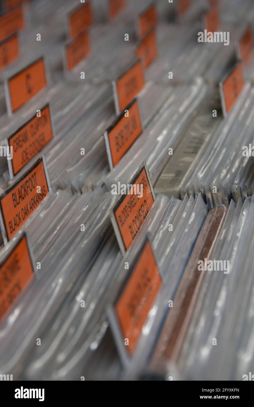 Athens, Griechenland - 27. April 2015: Vinyl-Musikalben, die in alphabetischer Reihenfolge und nach Künstlernamen kategorisiert sind. Stockfoto