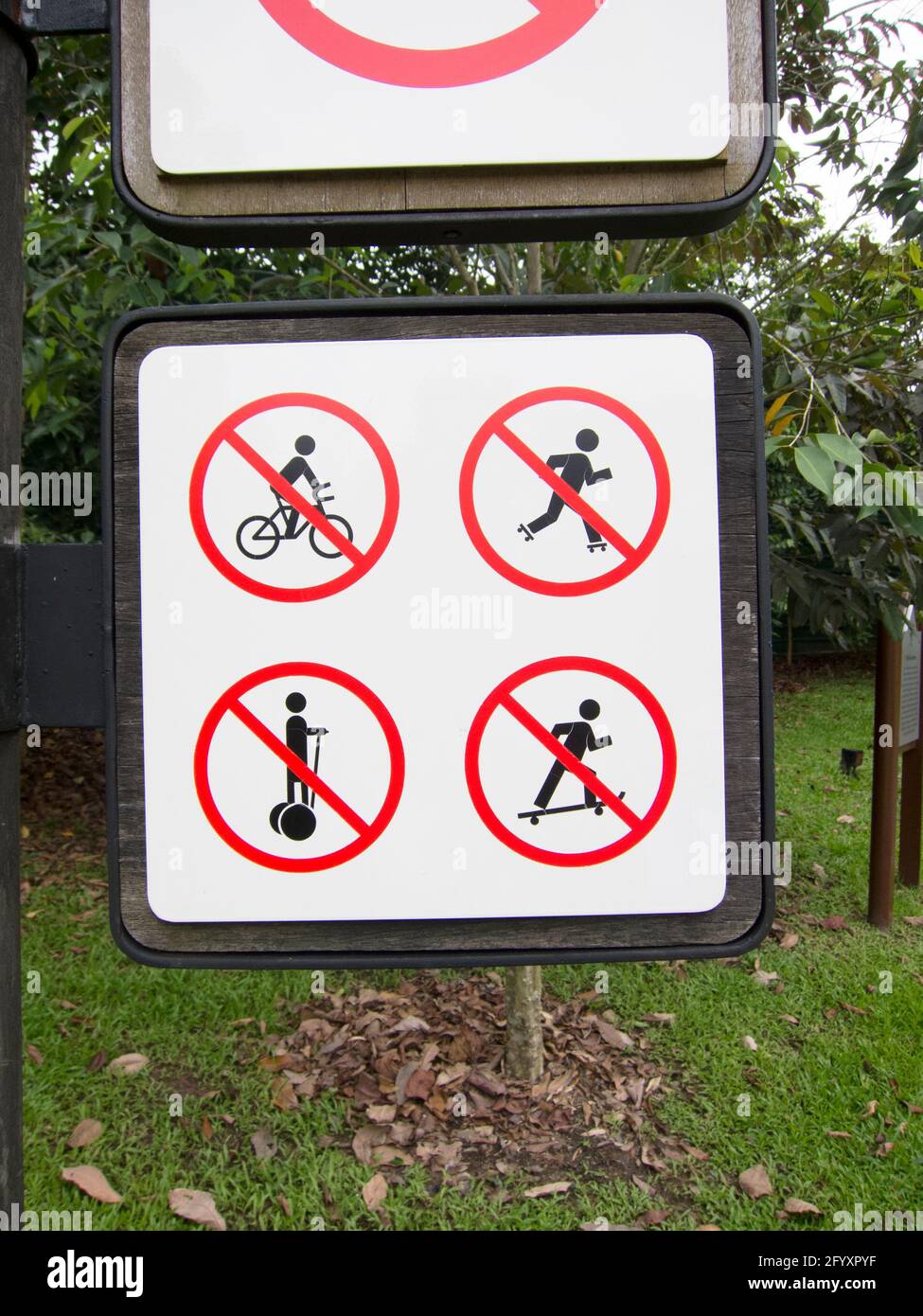A nicht für kein Radfahren, Rollerskaten, mit einem Segway und Skateboarding zu unterzeichnen. In Singapur. Stockfoto