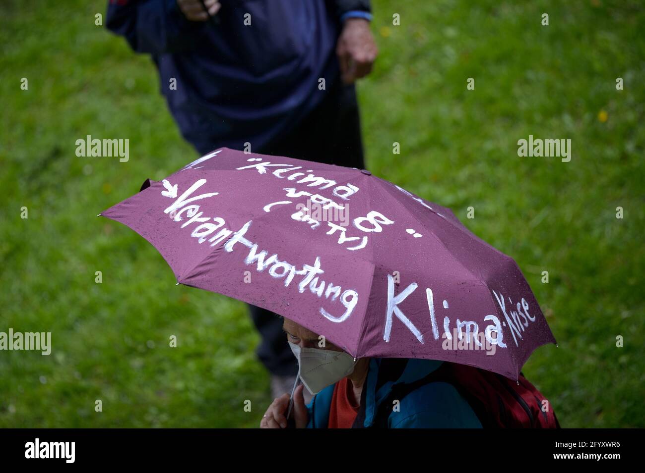 Hamburg, Deutschland. Mai 2021. Slogans über die Klimakrise sind auf den Schirm eines Demonstrators geschrieben. Verschiedene lokale Gruppen des Extinction Rebellion haben unter dem Motto "Klimakrise auf den Titelseiten" eine bessere Berichterstattung über die Klimakrise bei dezentralen Aktionen vor Medienhäusern gefordert. Quelle: Jonas Walzberg/dpa/Alamy Live News Stockfoto