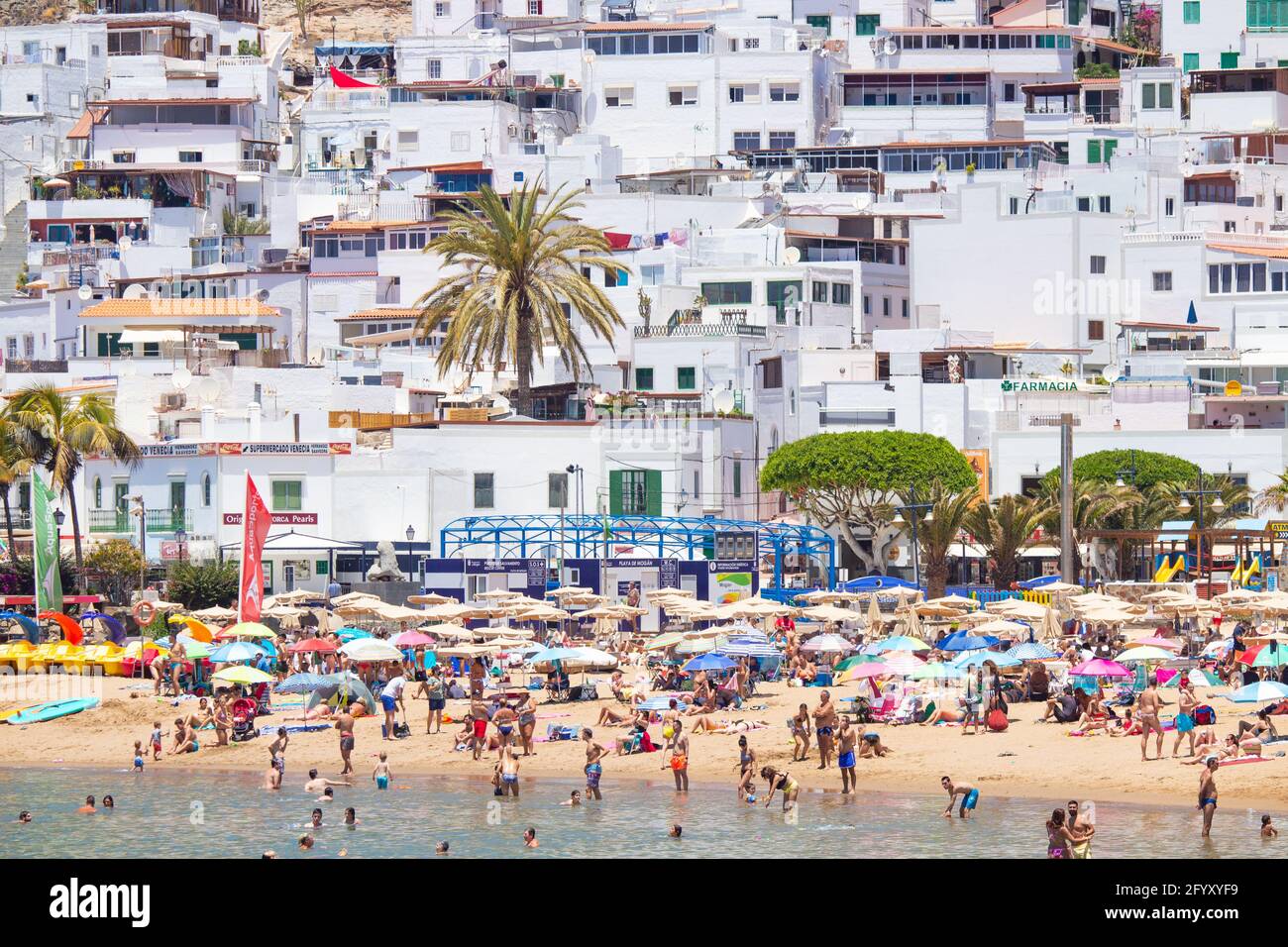 Puerto de Morgan, Gran Canaria, Kanarische Inseln, Spanien. Mai 2021. Einheimische und Touristen sonnen sich in der herrlichen Sonntagssonne in Puerto de Mogan ( genannt kleines Venedig ) auf Gran Canaria. Quelle: Alan Dawson/Alamy Live News Stockfoto