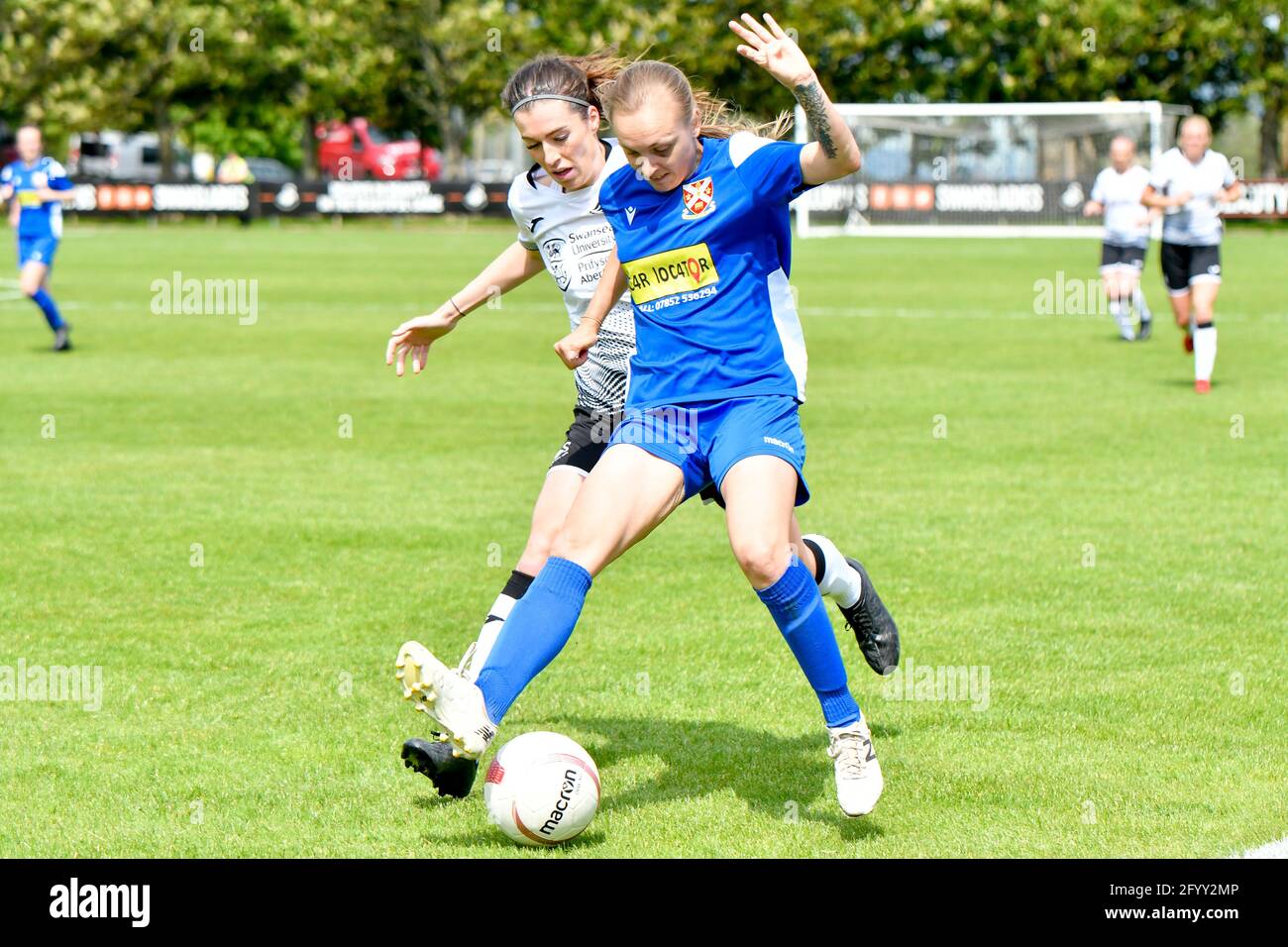 Neath, Wales. 30. Mai 2021. Ceri Hudson von Abergavenny Women schützt den Ball vor Katy Hosford von Swansea City Ladies während des Spiels der Orchard Welsh Premier Women's League zwischen Swansea City Ladies und Abergavenny Women an der Llandarcy Academy of Sport in Neath, Wales, Großbritannien am 30. Mai 2021. Quelle: Duncan Thomas/Majestic Media/Alamy Live News. Stockfoto