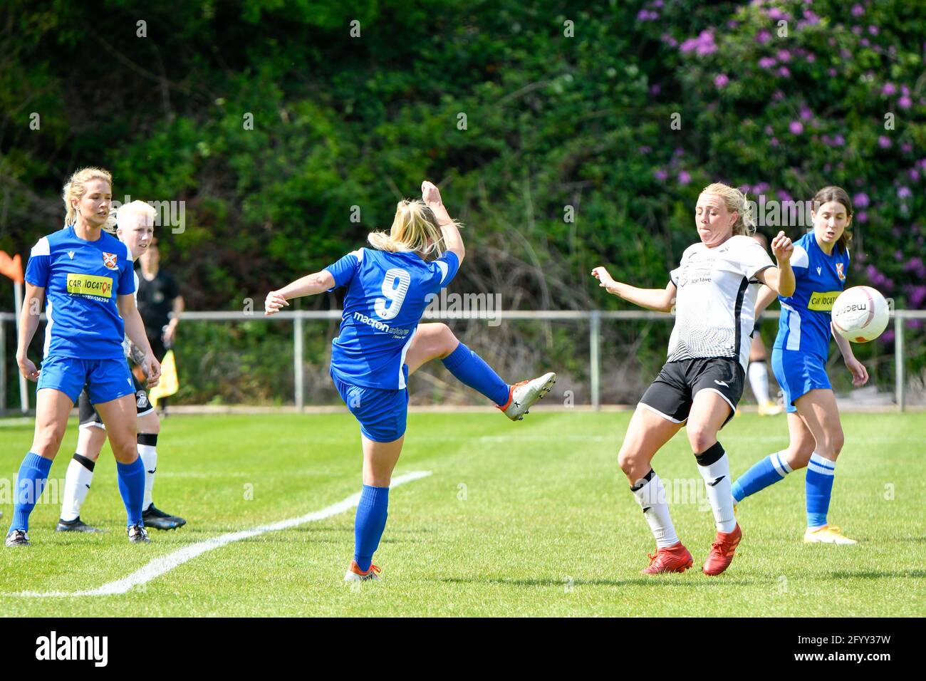 Neath, Wales. 30. Mai 2021. Lyndsey Davies von Abergavenny Women räumt den Ball weg, trotz der Aufmerksamkeit von Tija Richardson von Swansea City Ladies während des Orchard Welsh Premier Women's League-Spiels zwischen Swansea City Ladies und Abergavenny Women an der Llandarcy Academy of Sport in Neath, Wales, Großbritannien am 30. Mai 2021. Quelle: Duncan Thomas/Majestic Media/Alamy Live News. Stockfoto