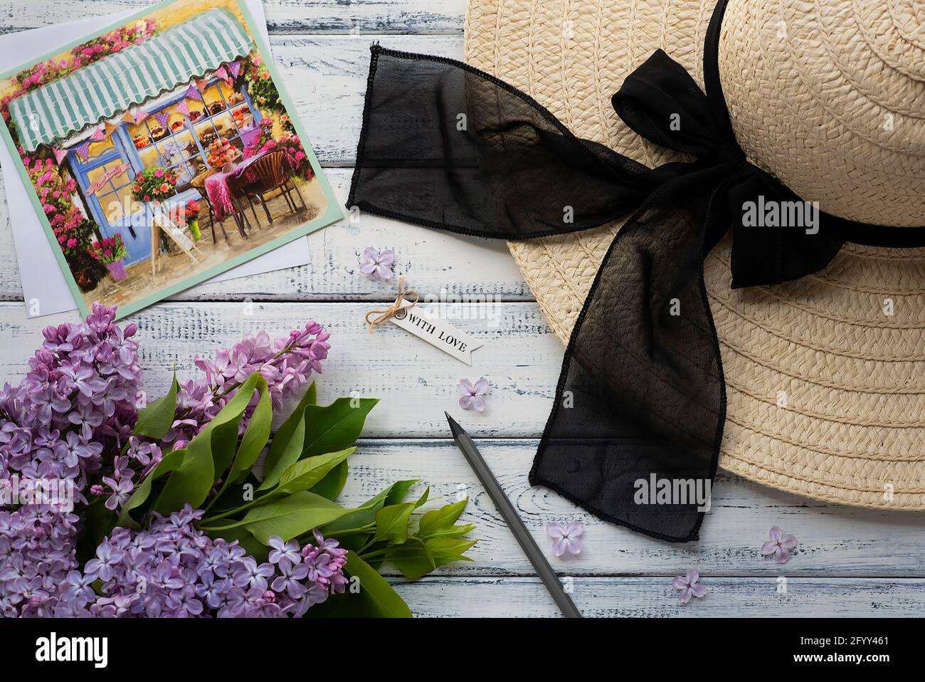 Summer Flat Lay Fotografie mit Hut und Flieder Stockfoto