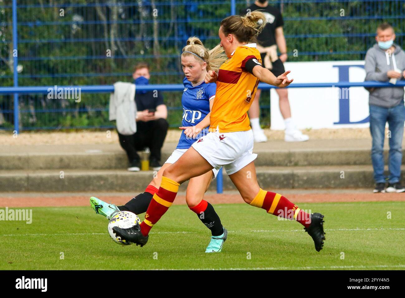 Milngavie, West Dunbartonshire, Großbritannien. Mai 2021. Brogan Hay (#7) von Rangers Women FC während der Scottish Building Society Scottish Women's Premier League 1 Fixture Rangers FC vs Motherwell FC, Rangers FC Training Complex, Milngavie, West Dunbartonshire, 30/05/2021. Alamy Live News Stockfoto