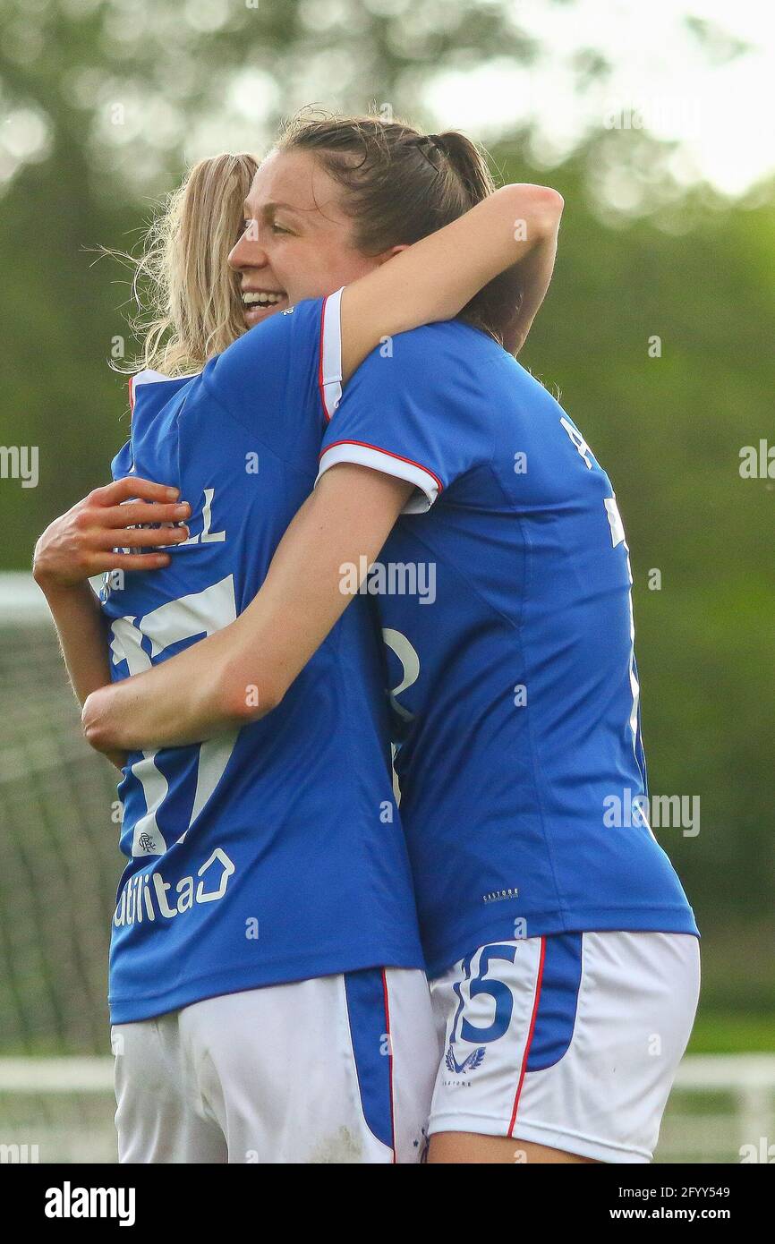 Milngavie, West Dunbartonshire, Großbritannien. Mai 2021. TOR! Die scheidende Clare Gemmell (#17) vom Rangers Women FC feiert ihr letztes Heimspiel für den Verein mit einem Tor während der Scottish Building Society Scottish Women's Premier League 1 Fixture Rangers FC vs Motherwell FC, Rangers FC Training Complex, Milngavie, West Dunbartonshire, 30/05/2021. Alamy Live News Stockfoto