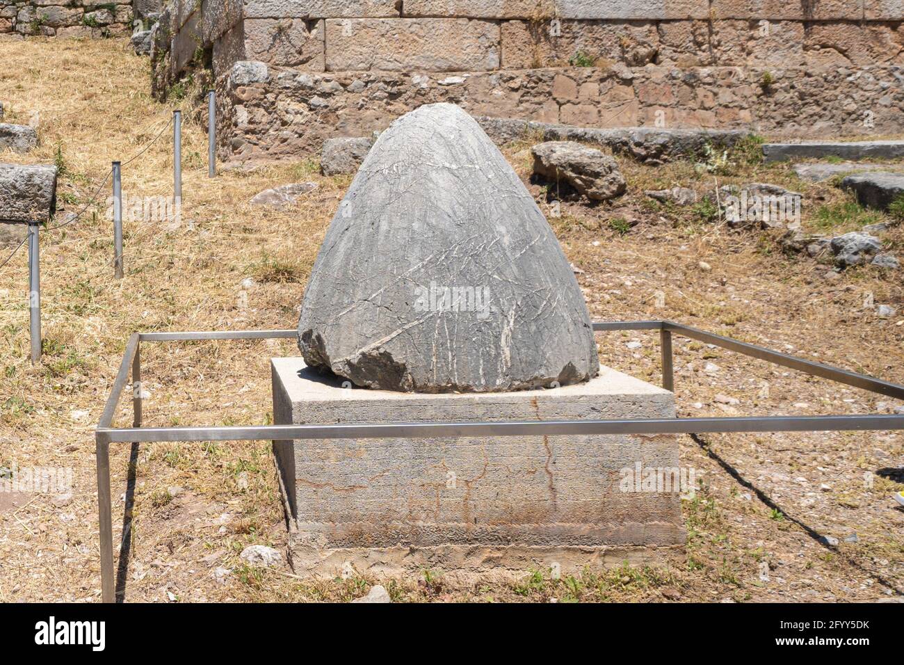 Der Heilige Ompalos Stein, das Zentrum der Welt in der archäologischen Stätte von Delphi in Fokida, Griechenland. Stockfoto