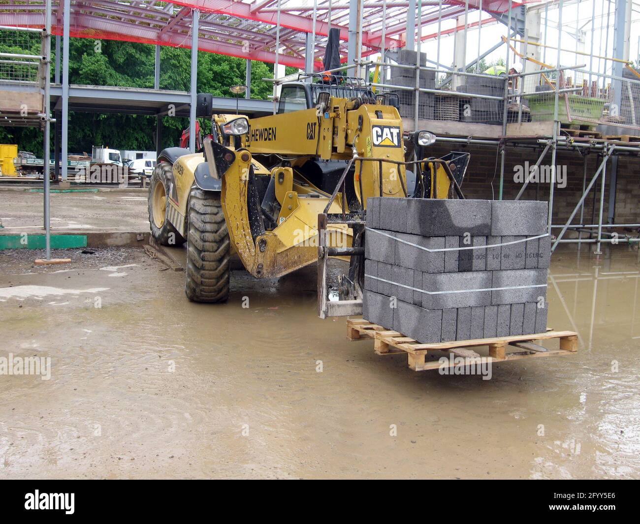 Mai 2008 - Teleskoplader bewegt Palette von Wandblock auf Eine Baustelle in Großbritannien Stockfoto