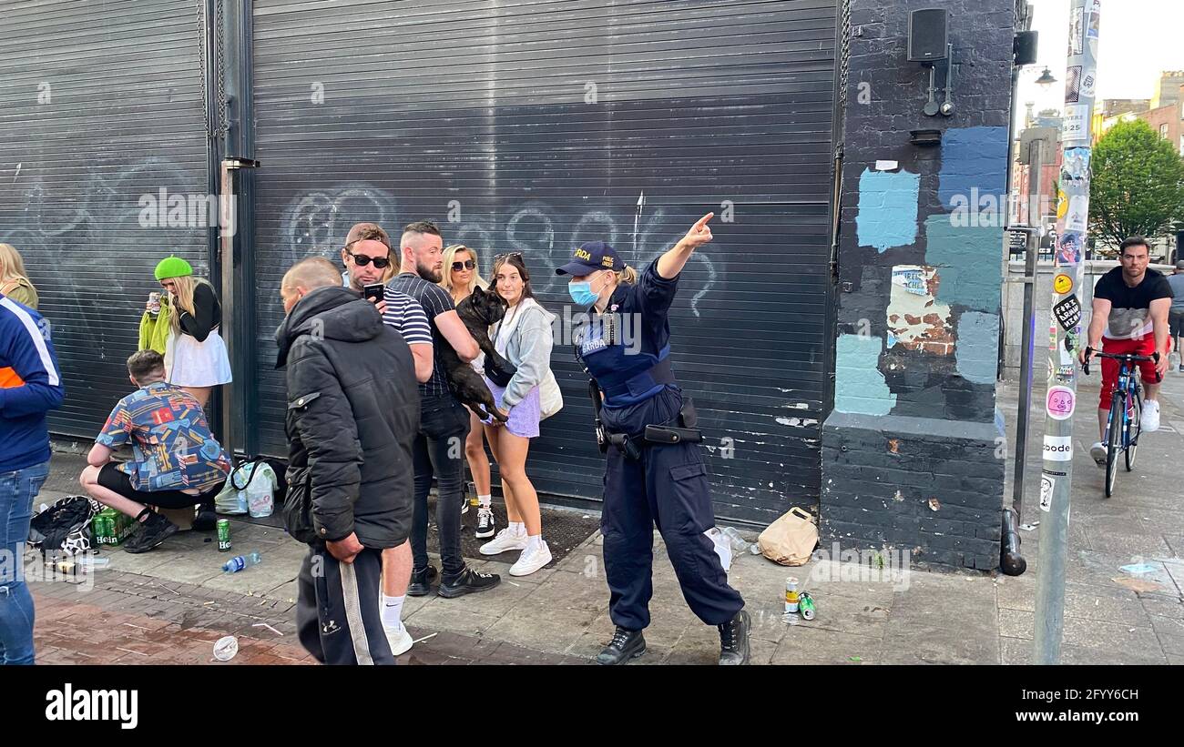 Mitglieder von Gardai setzen Einschränkungen durch das Coronavirus durch und ziehen Menschen von der South William Street in Dublin aus weiter. Der leitende medizinische Offizier, Dr. Tony Holohan, hat bei Szenen von Òenormous crowdsÓ, die sich im Stadtzentrum von Dublin versammelt hatten, aufgesucht und gesagt, dass es das war, was das Land Òdoes nicht needÓ, nachdem es so viele Fortschritte gemacht hat, die Fälle von Covid-19 niederzudrücken Bilddatum: Sonntag, 30. Mai 2021. Stockfoto