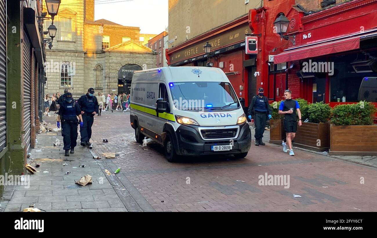 Mitglieder von Gardai setzen Einschränkungen durch das Coronavirus durch und ziehen Menschen von der South William Street in Dublin aus weiter. Der leitende medizinische Offizier, Dr. Tony Holohan, hat bei Szenen von Òenormous crowdsÓ, die sich im Stadtzentrum von Dublin versammelt hatten, aufgesucht und gesagt, dass es das war, was das Land Òdoes nicht needÓ, nachdem es so viele Fortschritte gemacht hat, die Fälle von Covid-19 niederzudrücken Bilddatum: Sonntag, 30. Mai 2021. Stockfoto