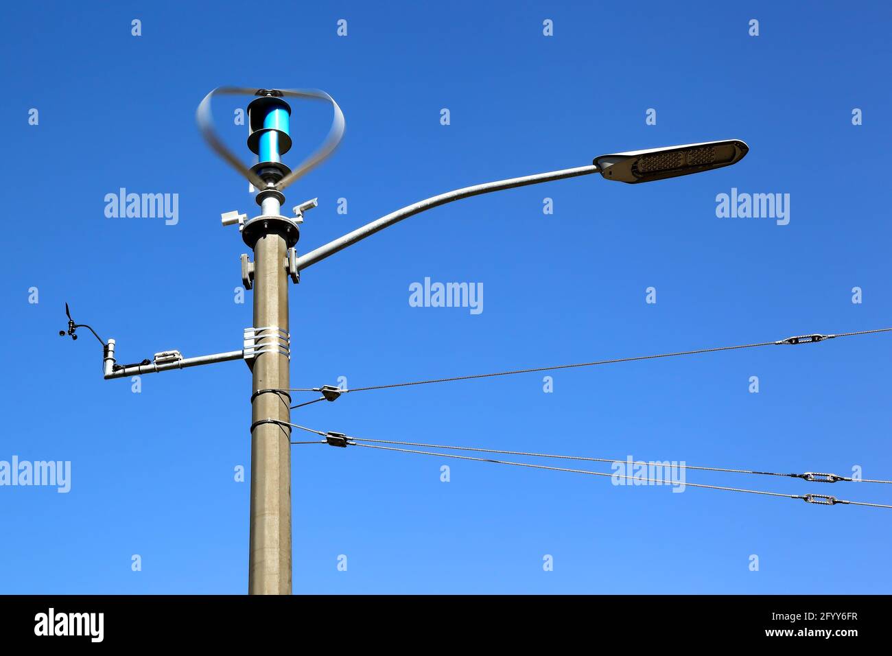 Windturbine mit Straßenbeleuchtung Stockfoto