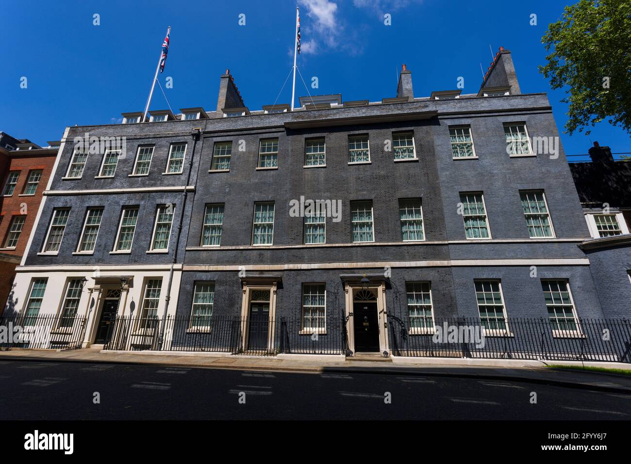 Downing Street GV General Blick in direkter Sonne mit einem blauen Himmel. Stockfoto