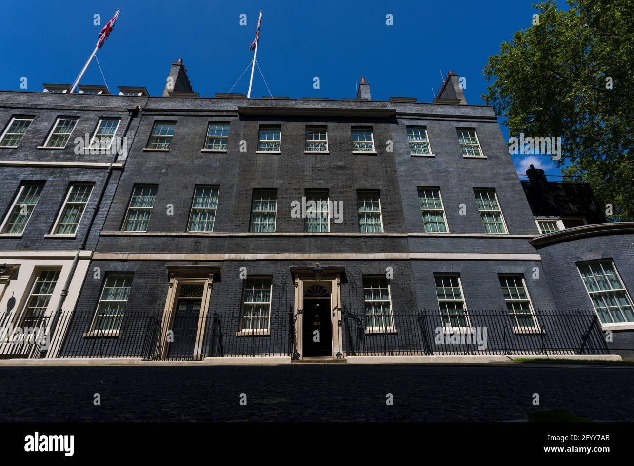 Downing Street GV General Blick in direkter Sonne mit einem blauen Himmel. Stockfoto