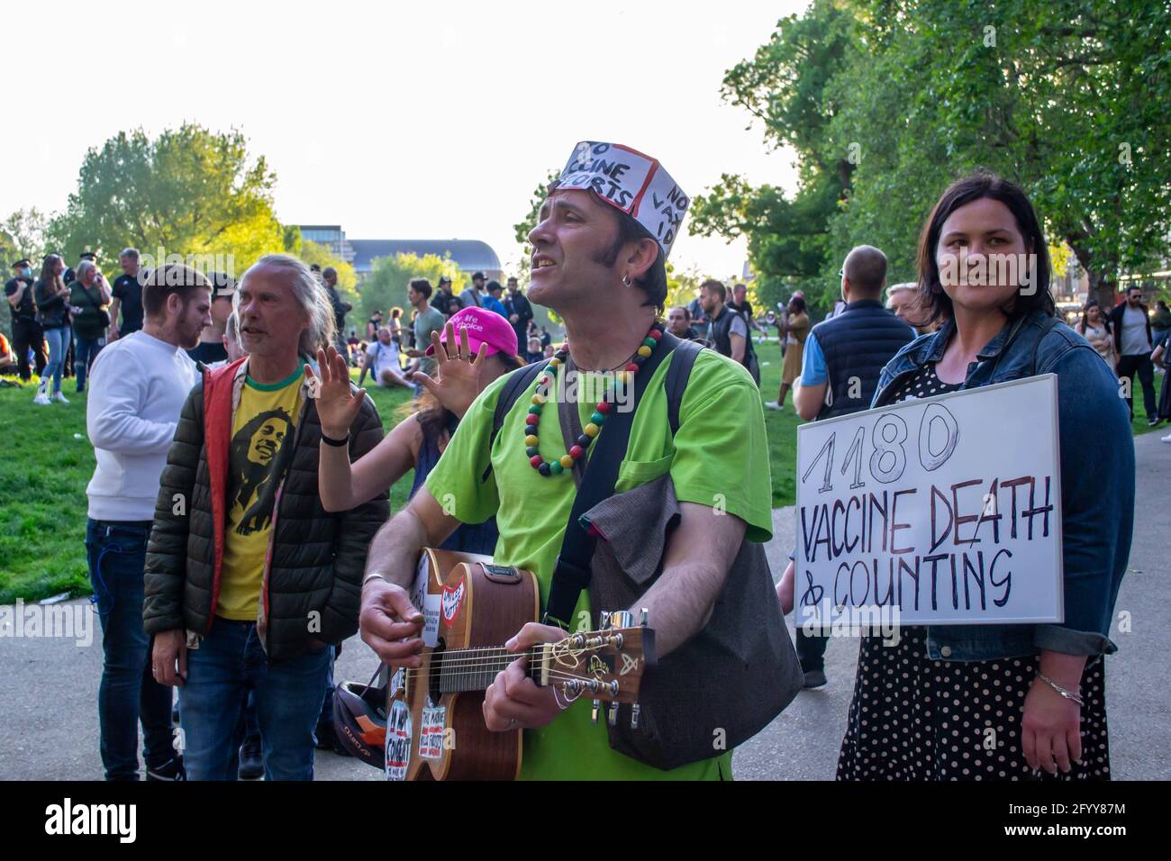 SHEPHERDS BUSH GREEN, LONDON, ENGLAND- 29. Mai 2021: Demonstranten bei einem Anti-Lockdown-Protest von Unite for Freedom in London Stockfoto