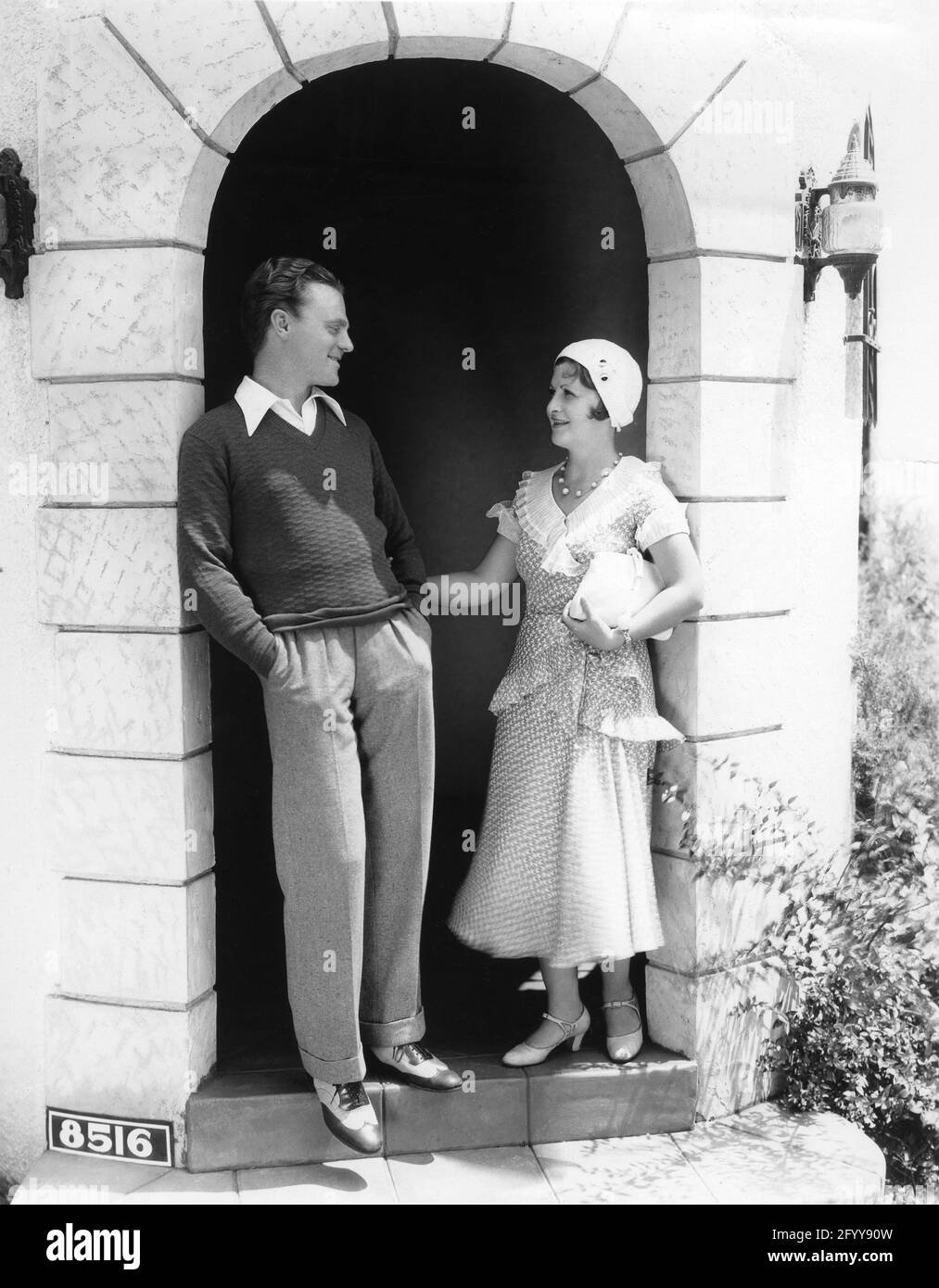 JAMES CAGNEY und seine Frau BILLIE / FRANCES CAGNEY vor der Haustür ihres Hauses 1931. Juli Werbung für Warner Bros. Stockfoto