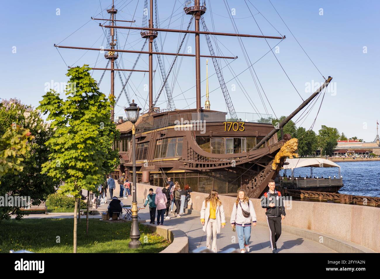 Das Flying Dutchman Restaurant. Fregatte Dekoration der Stadt. Attraktion auf dem Mytninskaya-Ufer. Russland Sankt Petersburg 29.05.2021 Uhr 19.00 Stockfoto