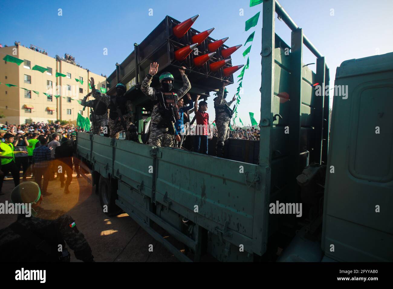 Unter der Führung von gesuchten Männern der Hamas veranstaltet Al-Qassam eine Feier und eine Militärparade, um die Familien der Märtyrer im nördlichen Gaza-Streifen zu ehren Stockfoto