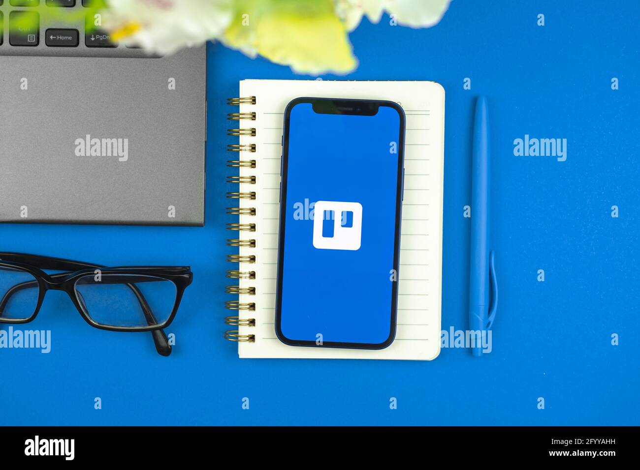 Charkov, Ukraine - 28. Mai 2021: Trello App-Logo auf dem Bildschirm des Apple iPhone, blauer Hintergrund Stockfoto