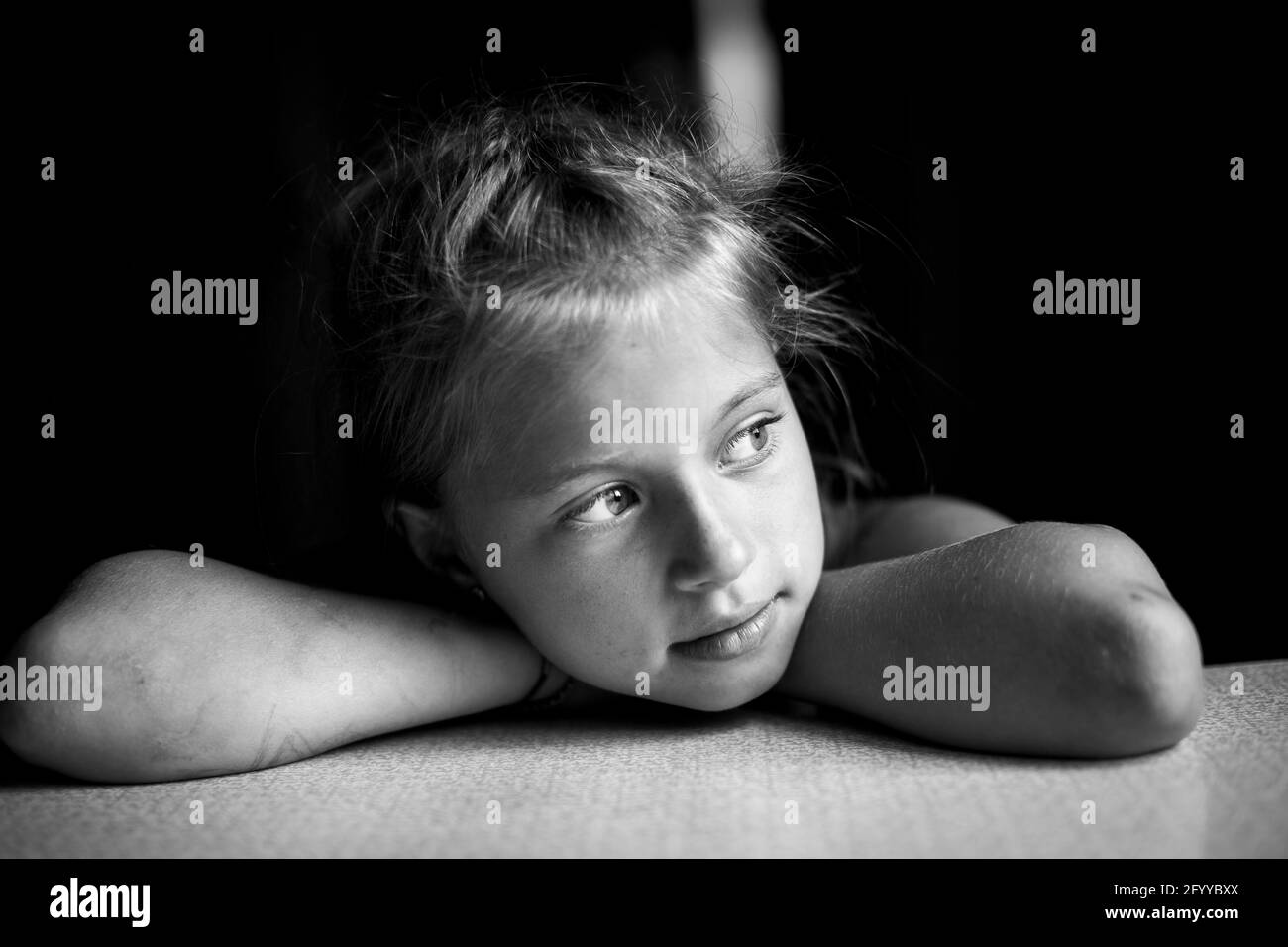 Porträt Nahaufnahme eines kleinen niedlichen Mädchen. Schwarzweiß-Foto. Stockfoto