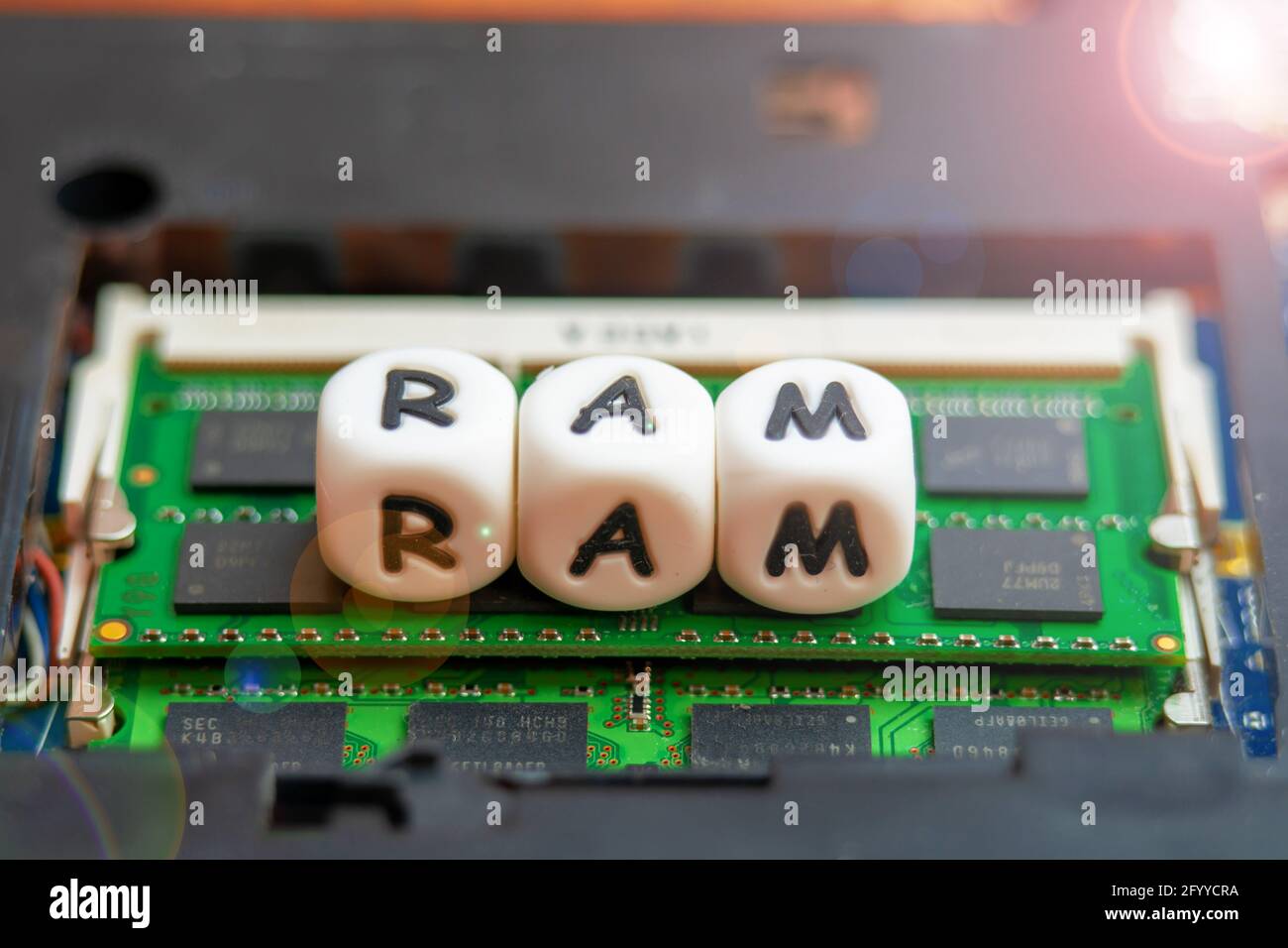Laptop-RAM-Konzept, die Aufschrift RAM befindet sich auf dem Laptop-RAM-Chip Stockfoto
