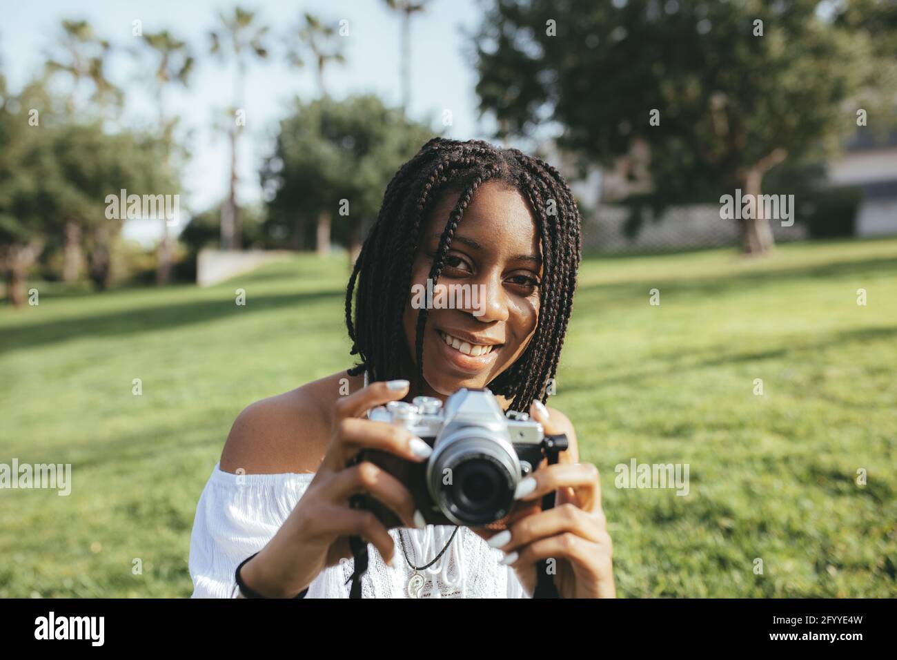 Seitenansicht einer jungen verträumten Frau in Sportkleidung, die Yoga praktiziert Mit den Armen hinter dem Rücken, während Sie mit geschlossenen Augen sitzen Sonnenlicht Stockfoto