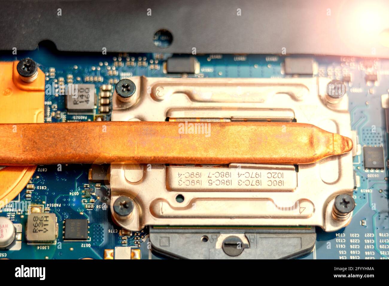 Kupferrohr des Mikroprozessorkühlsystems auf der Hauptplatine des Laptops Stockfoto