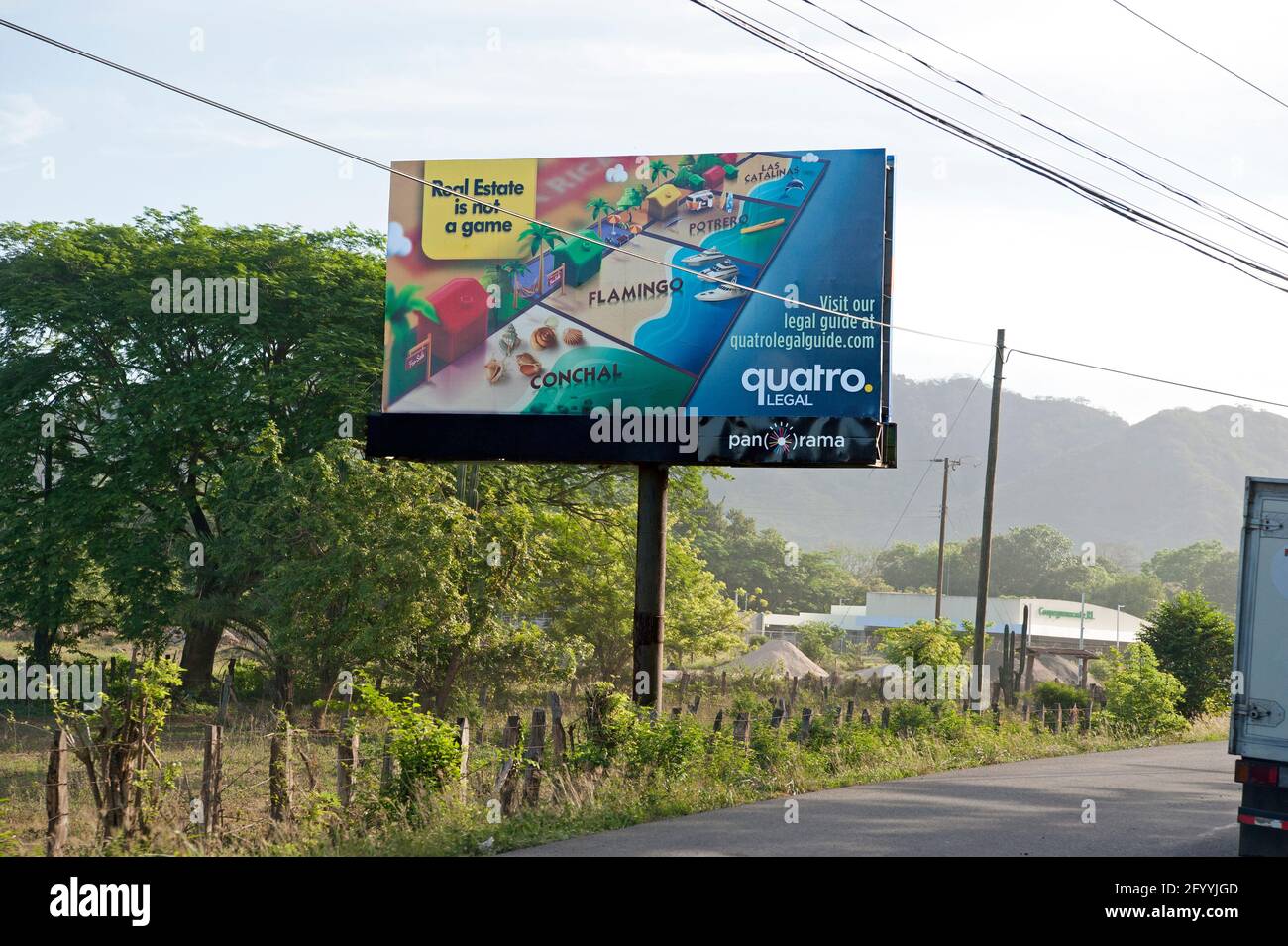 Roadsdie Plakatwand in Costa Rica, die oadvice auf den Kauf von Immobilien gibt. Stockfoto