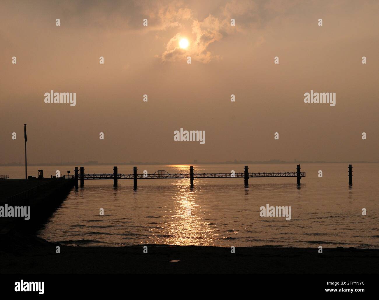 Die Sonne Am Späten Nachmittag Spiegelt Sich Auf Der Dollart Bay Im Nordseeküste bei Emden Ostfriesland auf EINEM sonnigen Herbsttag Stockfoto