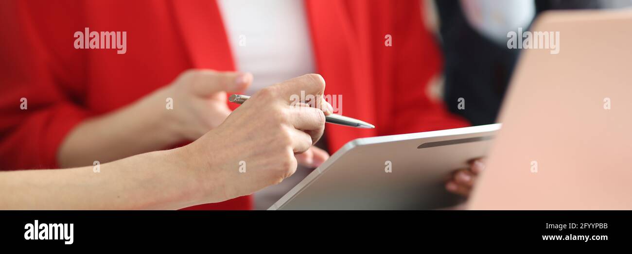 Eine Gruppe von Geschäftsleuten untersucht Daten auf einem Tablet Stockfoto