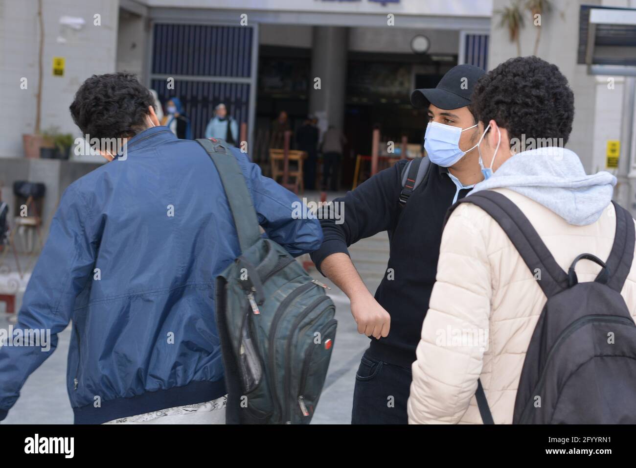 Ellenbogenhöcker, neue normale und sichere Art der Begrüßung, um die Ausbreitung des Coronavirus zu vermeiden (COVID-19), eine Alternative zu Händeschütteln und Umarmung zwischen Menschen Stockfoto