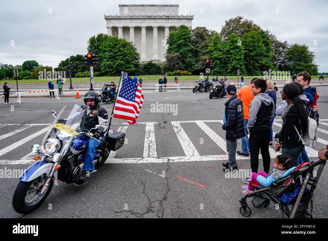 Washington, DC, USA. Mai 2021. Die Zuschauer beobachten, wie Tausende von Motorradfahrern am Lincoln Memorial vorbeifahren, während sie am Sonntag, dem 30. Mai 2021 in Washington, DC, an der „Rolling to Remember“ teilnehmen. „Rolling to Remember“, früher bekannt als „Rolling Thunder“, ist ein Aufruf, sich an jene zu erinnern, die während des Militärdienstes während bewaffneter Konflikte, an denen die Vereinigten Staaten beteiligt waren, verloren oder vermisst wurden. Foto von Jemal Gräfin/UPI Credit: UPI/Alamy Live News Stockfoto