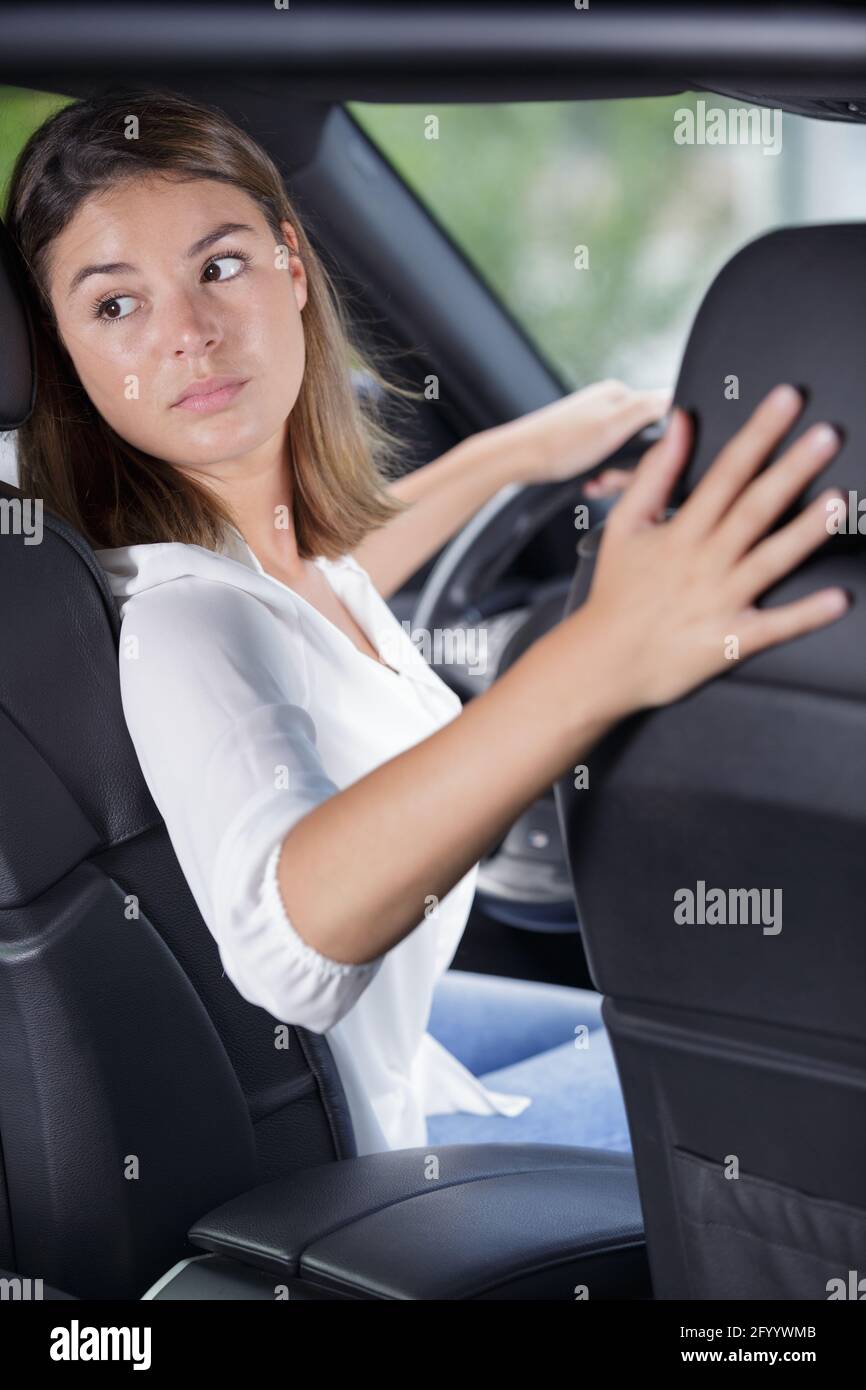 Frau, die ein Auto rückwärts fährt Stockfoto