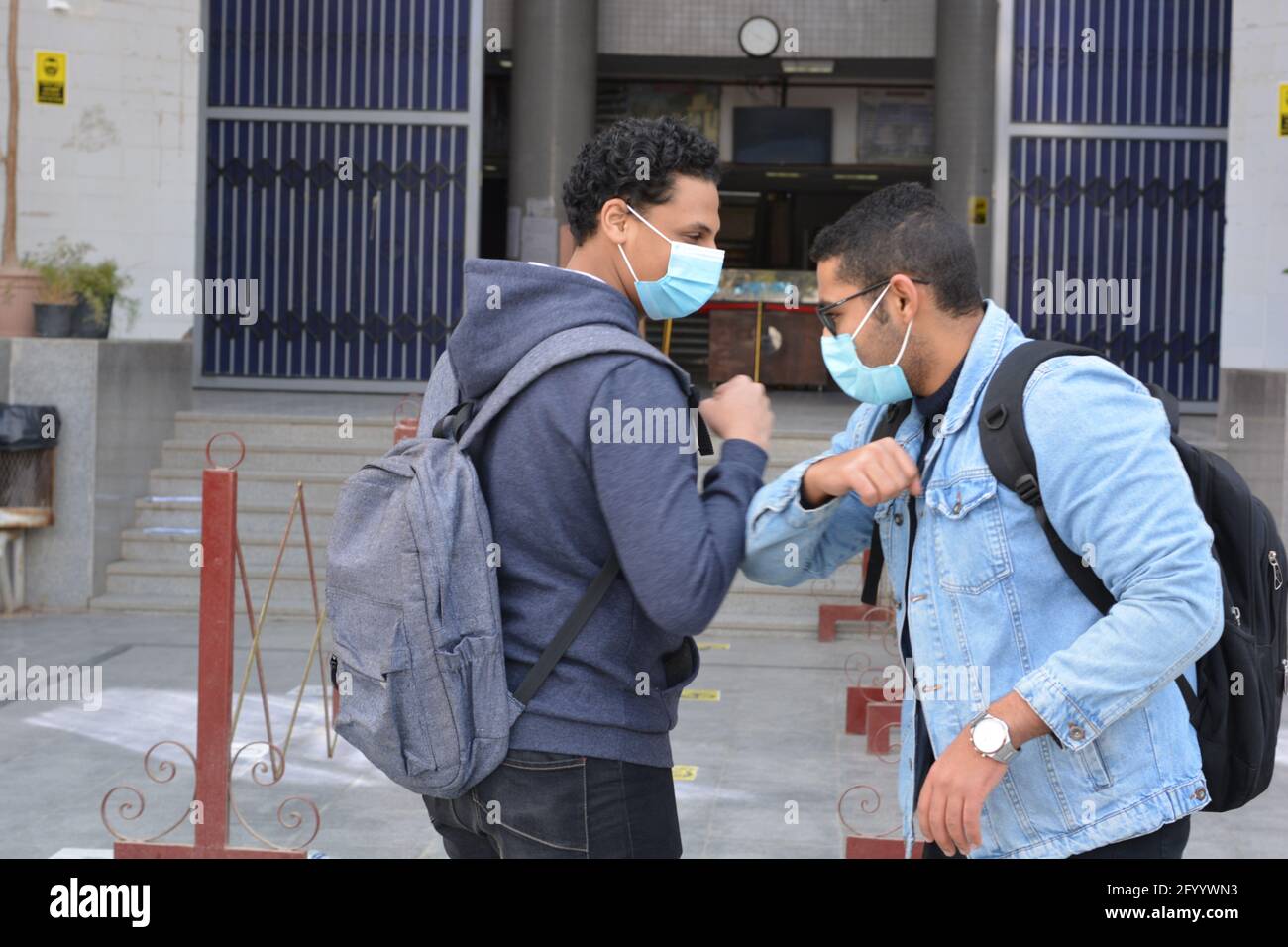 Ellenbogenhöcker, neue normale und sichere Art der Begrüßung, um die Ausbreitung des Coronavirus zu vermeiden (COVID-19), eine Alternative zu Händeschütteln und Umarmung zwischen Menschen Stockfoto