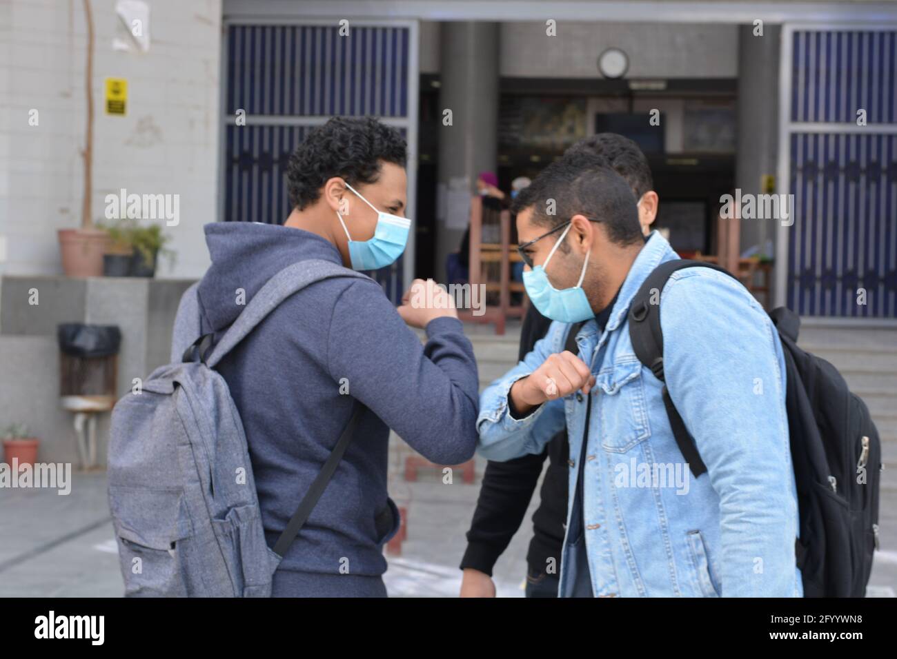 Ellenbogenhöcker, neue normale und sichere Art der Begrüßung, um die Ausbreitung des Coronavirus zu vermeiden (COVID-19), eine Alternative zu Händeschütteln und Umarmung zwischen Menschen Stockfoto