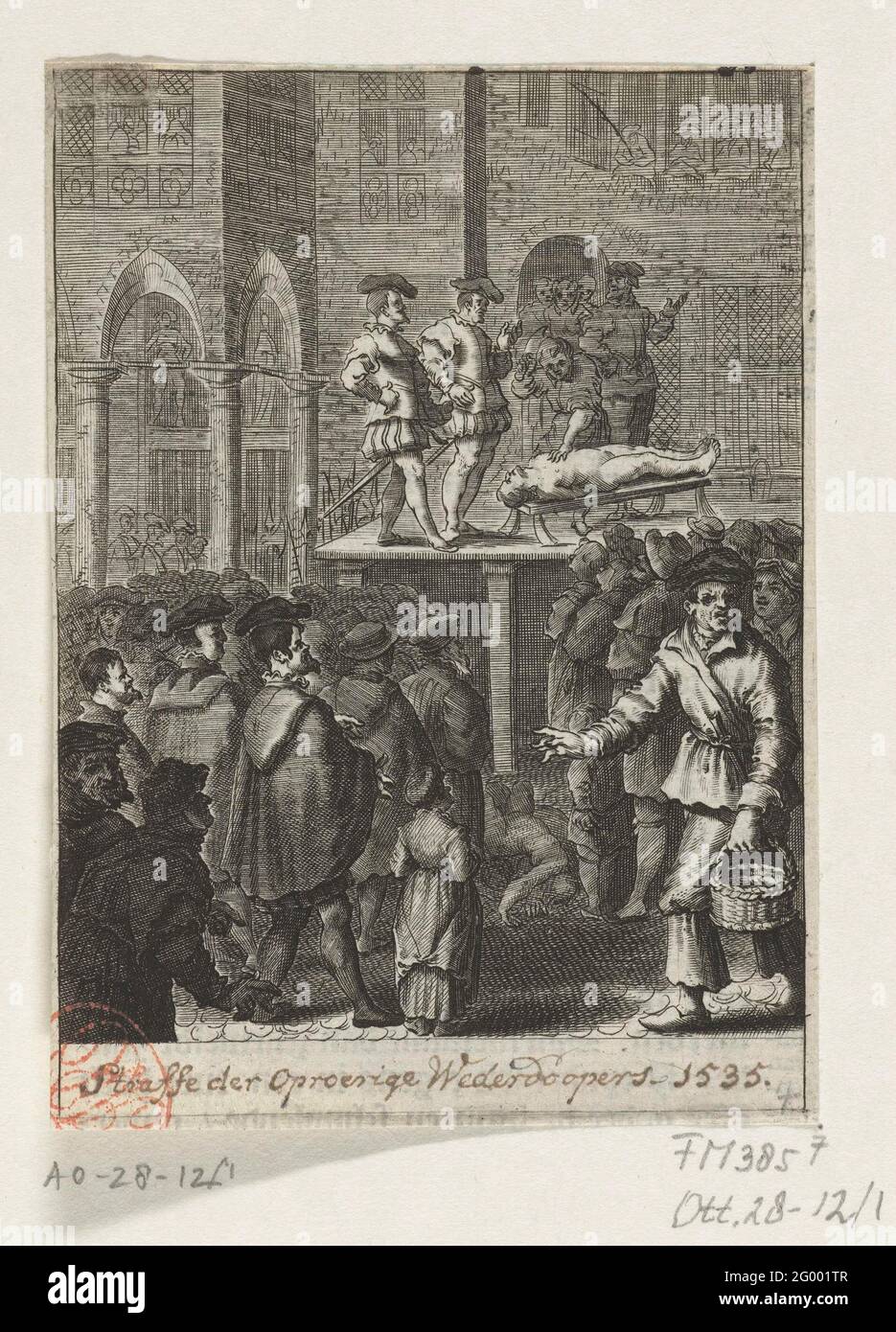 Hinrichtung der Better auf dem Schaveot am Dam-Platz, 1535. Folter und Hinrichtung der Better auf dem Gerüst für das alte Rathaus am Dam-Staudamm in Amsterdam, 28. Juli 1535. Aus den Fenstern des Rathauses beobachten Richter am Dam-Platz eine große Menschenmenge. Unter dem Gerüst die verstümmelten Leichen der bereits befohlenen. Ohne den Vers. Ausgeschnittener Druck aus dem Buch, mit Text auf Verso. Stockfoto