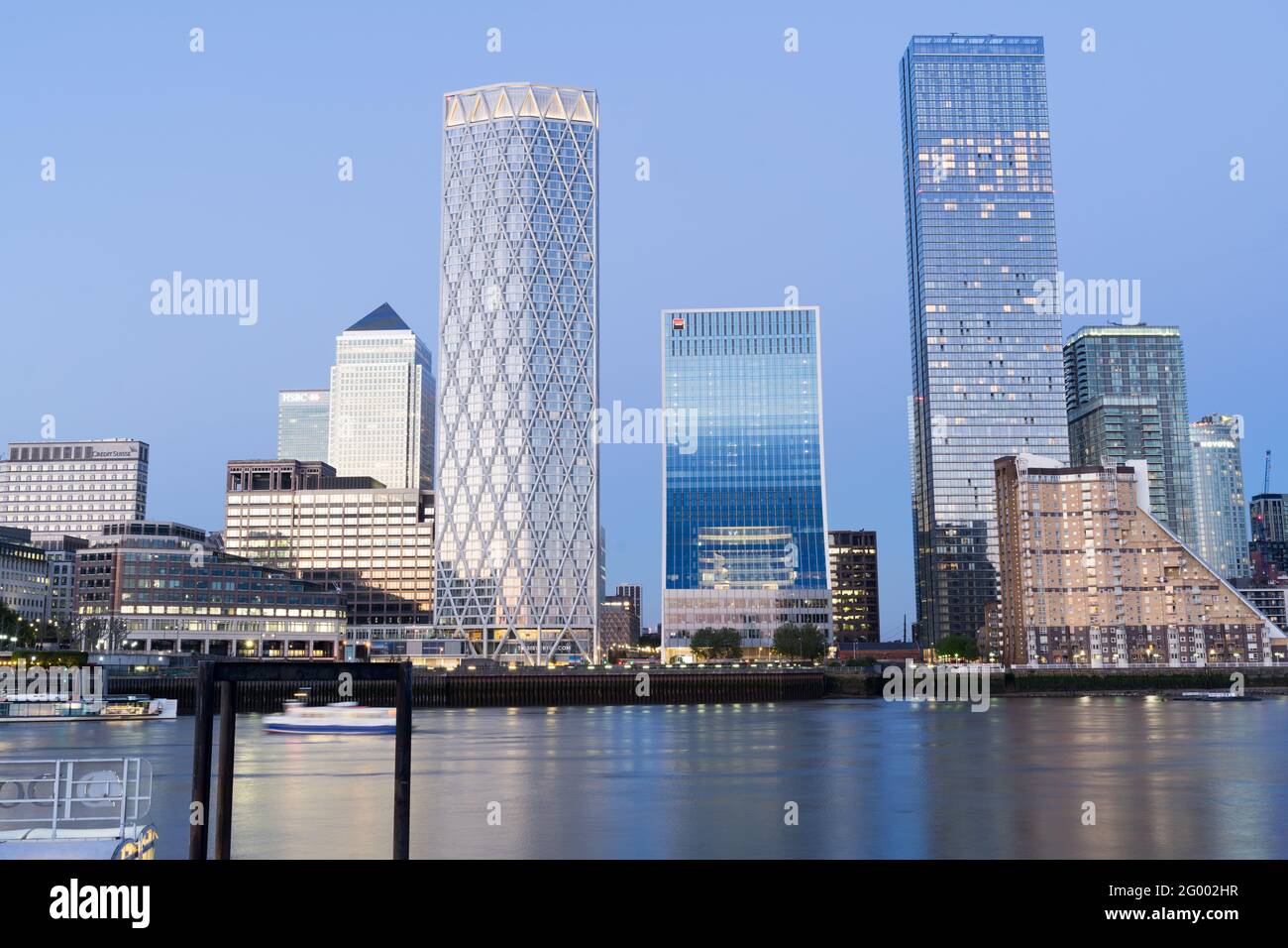 Nachtansicht der Wolkenkratzer in Dockland, Canary Wharf, London Stockfoto