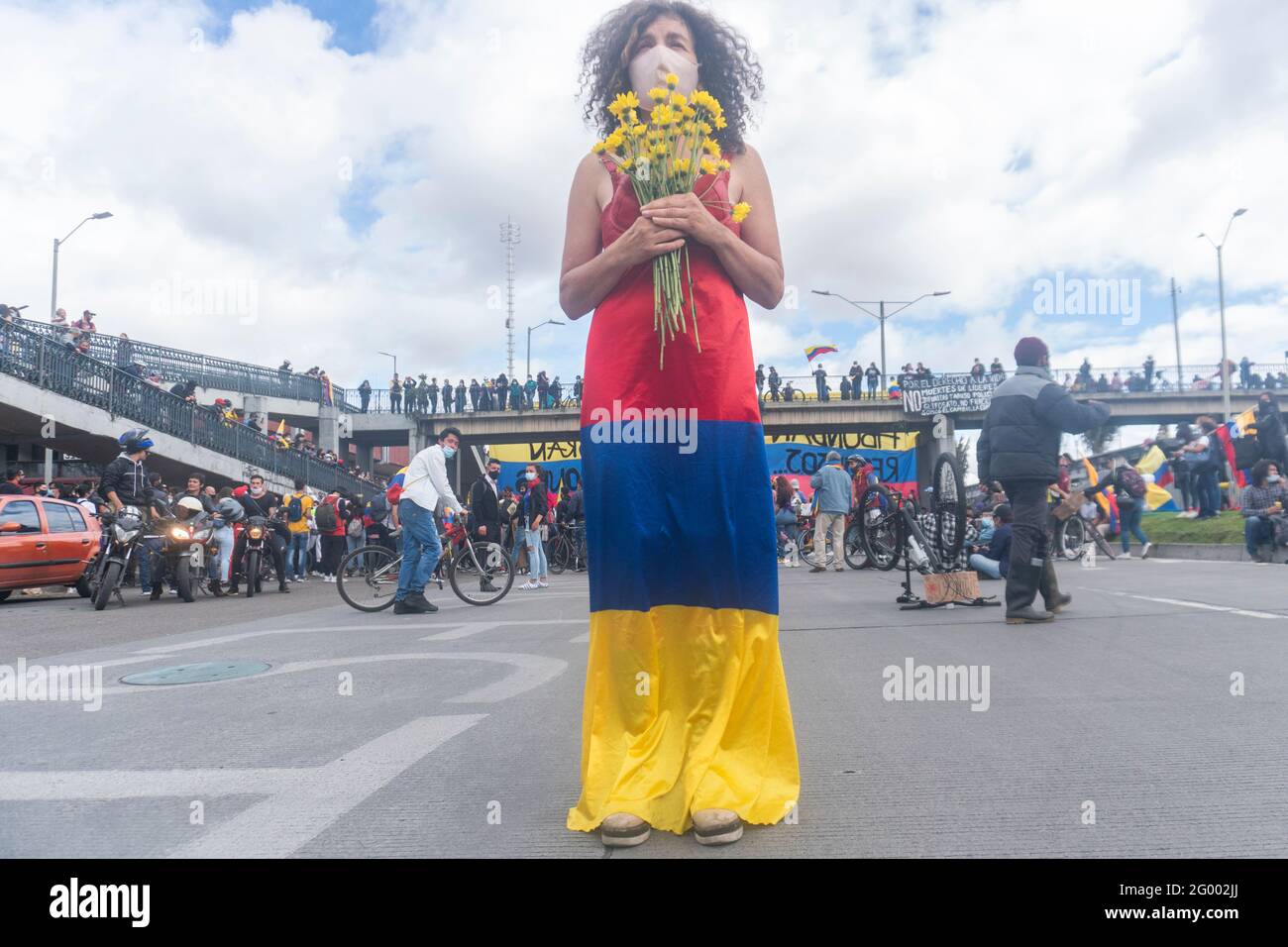 Eine Frau trägt eine kolumbianische Flagge, die den am 28. April 2021 begonnenen Nationalstreik in Kolumbien unterstützt Stockfoto