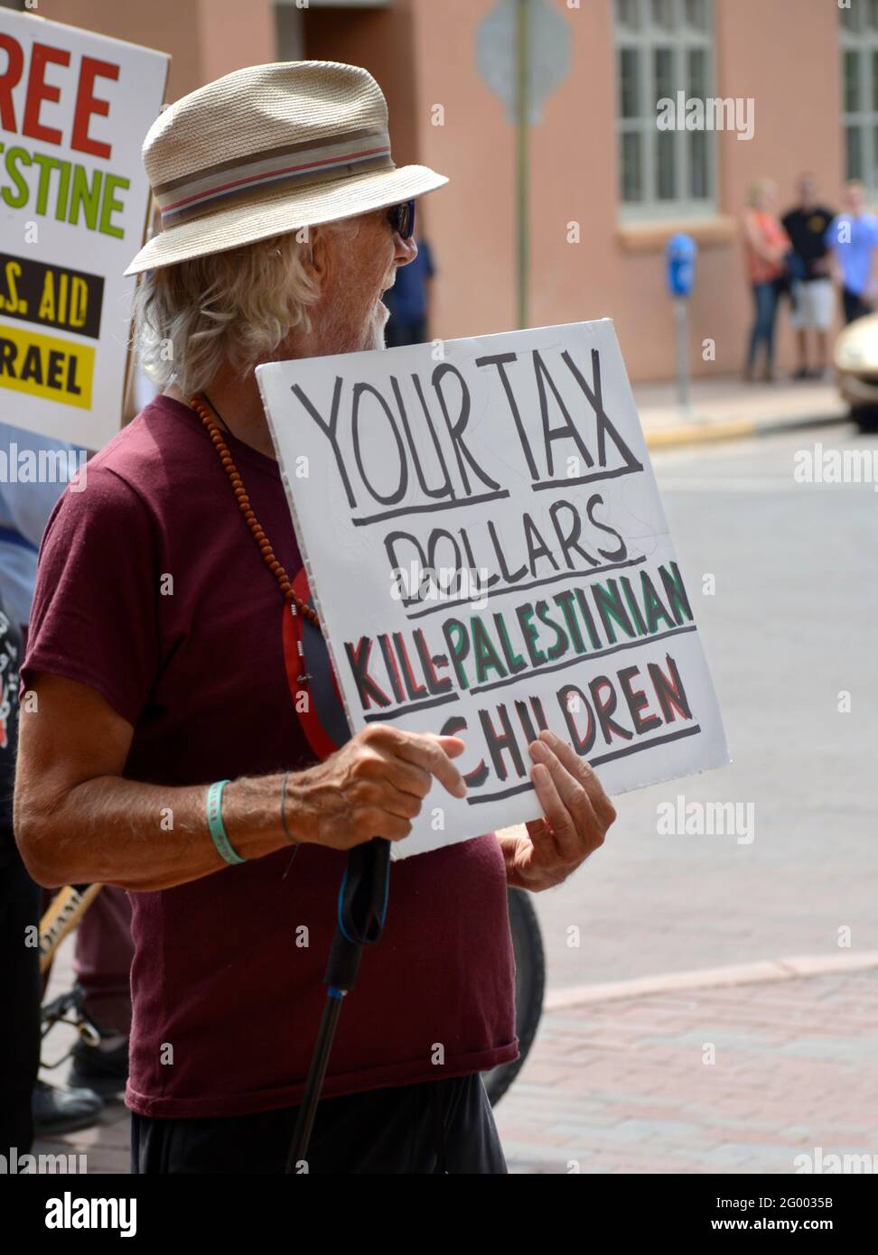 Aktivisten, die den Palästinensern sympathisieren und Israel und der Regierung der Vereinigten Staaten kritisch gegenüberstehen, demonstrieren in Santa Fe, New Mexico. Stockfoto