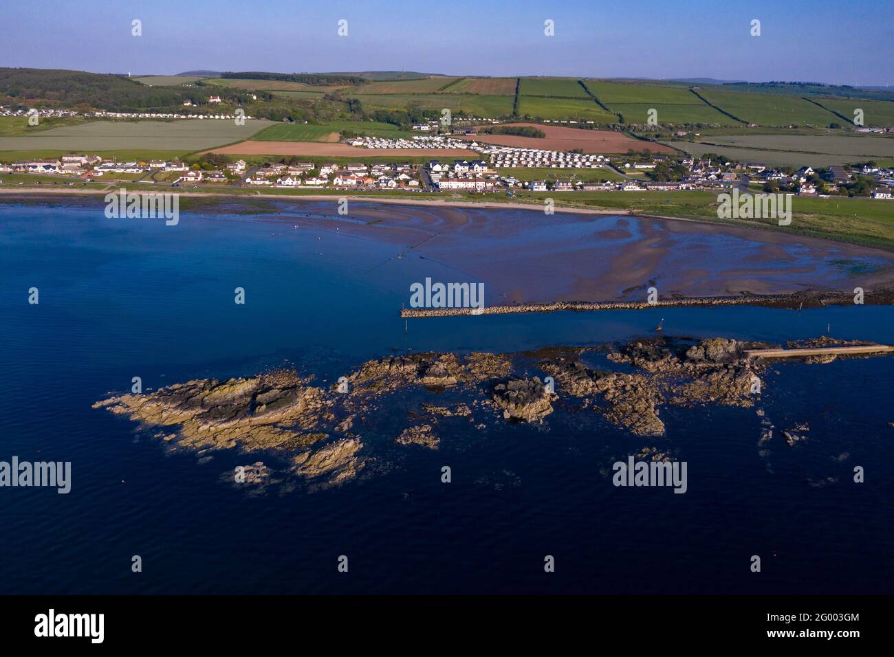 Jungfrauen, Schottland, Großbritannien. Mai 2021. IM BILD: Drohnenaufnahme des Strandes von Maidens, der bei Besuchern, Touristen und Gästen, die einen Tag am Strand an der Westküste Schottlands verbringen, beliebt ist. Pic Credit: Colin Fisher/Alamy Live News Stockfoto