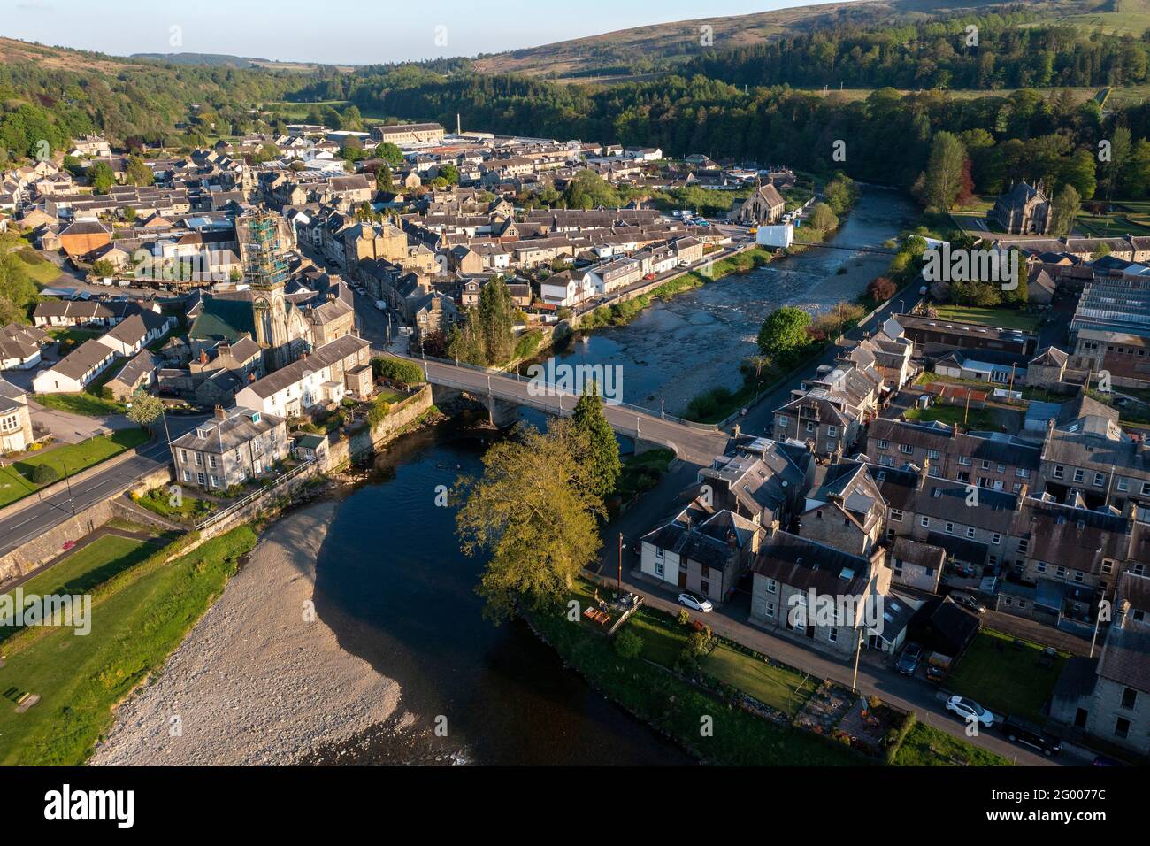 Luftaufnahme des Stadtzentrums von Langholm an der Kreuzung des Flusses Esk und des Flusses EWS, Dumfries & Galloway, Scottish Borders, Schottland, Großbritannien. Stockfoto