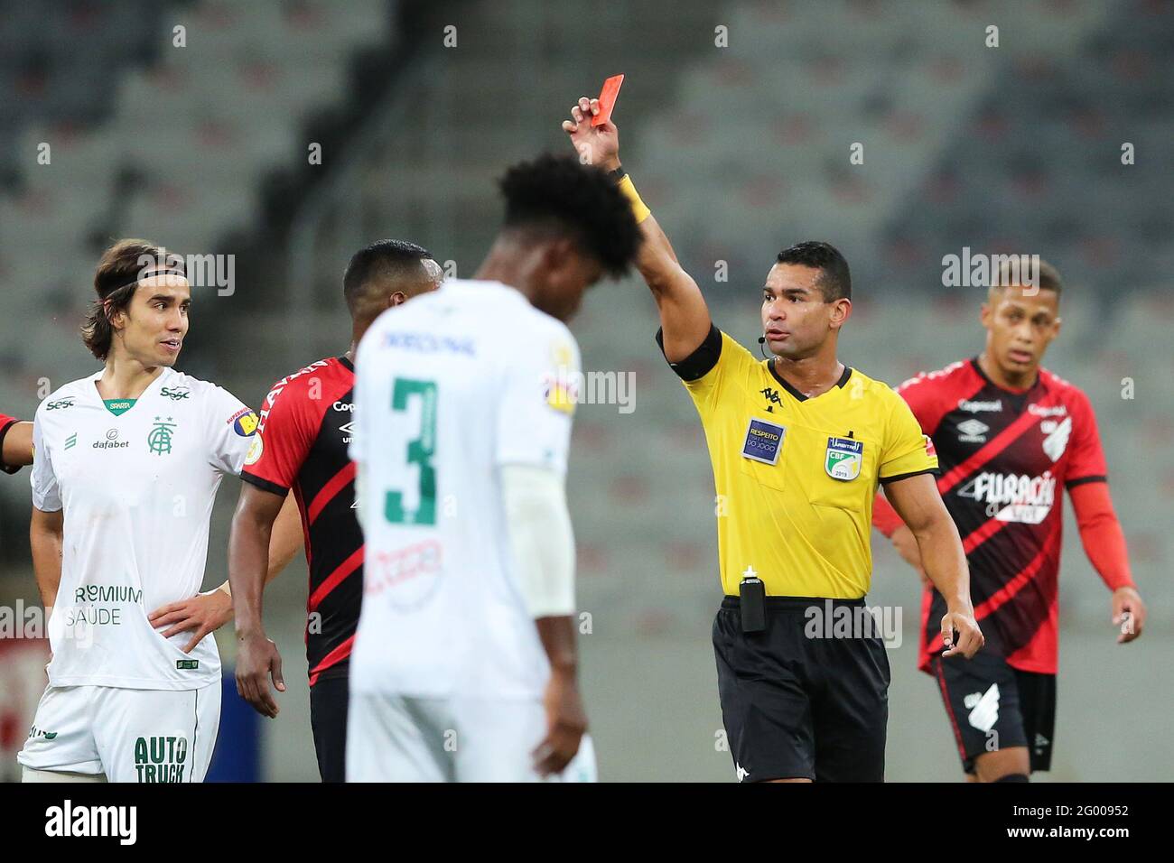 30. Mai 2021; Arena da Baixada, Curitiba, Brasilien; Brasilianische Serie A, Athletico Paranaense gegen Amerika Mineiro; Referent Jefferson Ferreira de Moraes übergibt Zé Ricardo von América Mineiro eine rote Karte, bevor er den VAR konsultiert Stockfoto