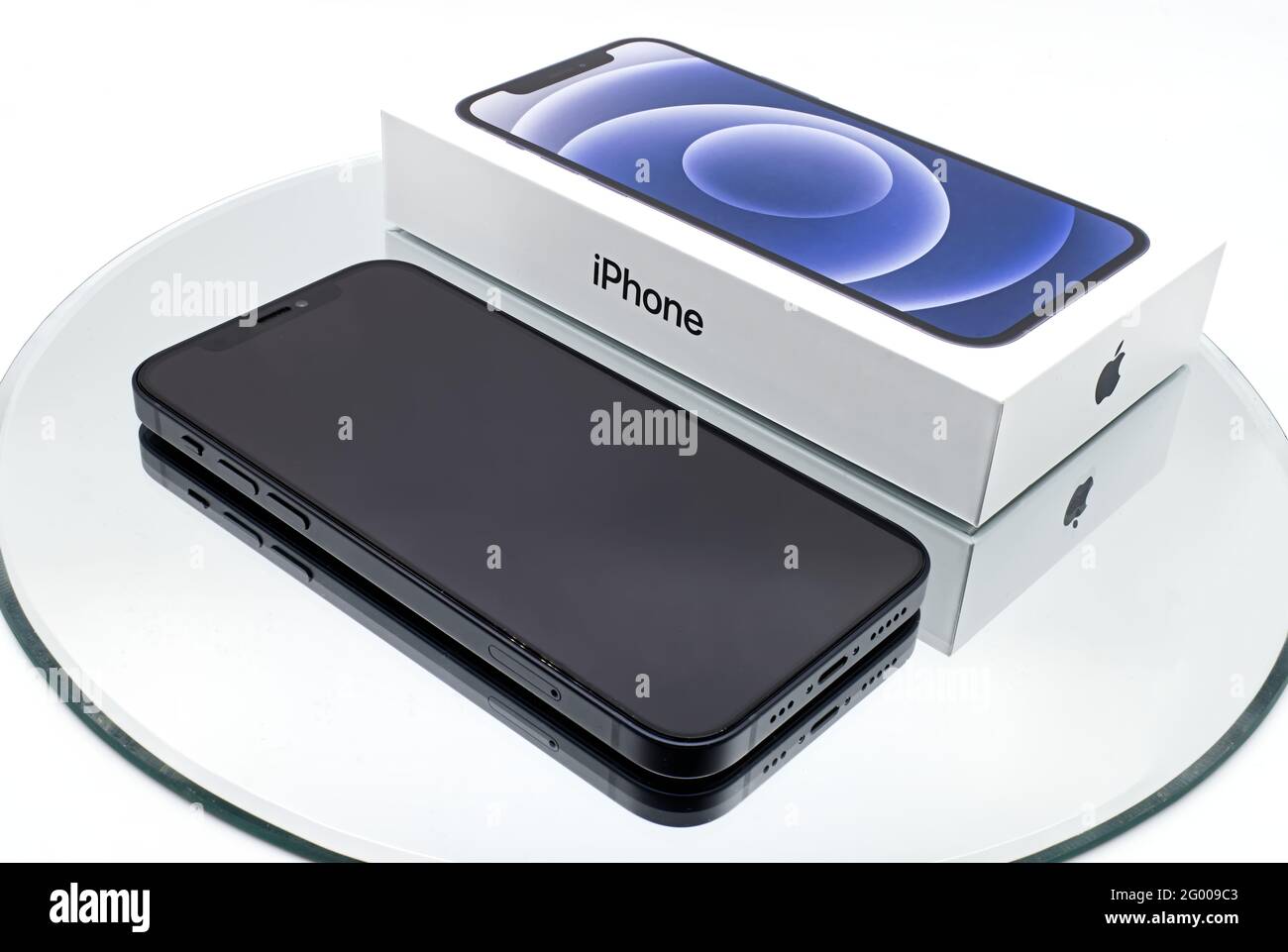 Bologna - Italien - 27. April 2021: IPhone 12 Smartphone mit von Apple Inc. Entwickelter Box auf weißem Hintergrund isoliert. Stockfoto