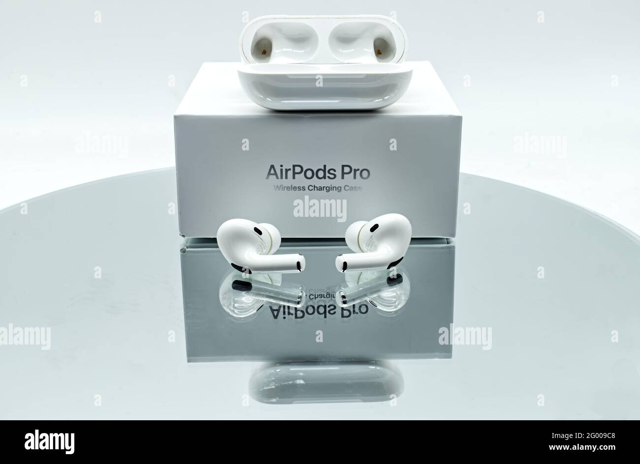 Bologna - Italien - 27. April 2021: Air Pods Pro mit kabellosem Ladetasche, entwickelt von Apple Inc Stockfoto