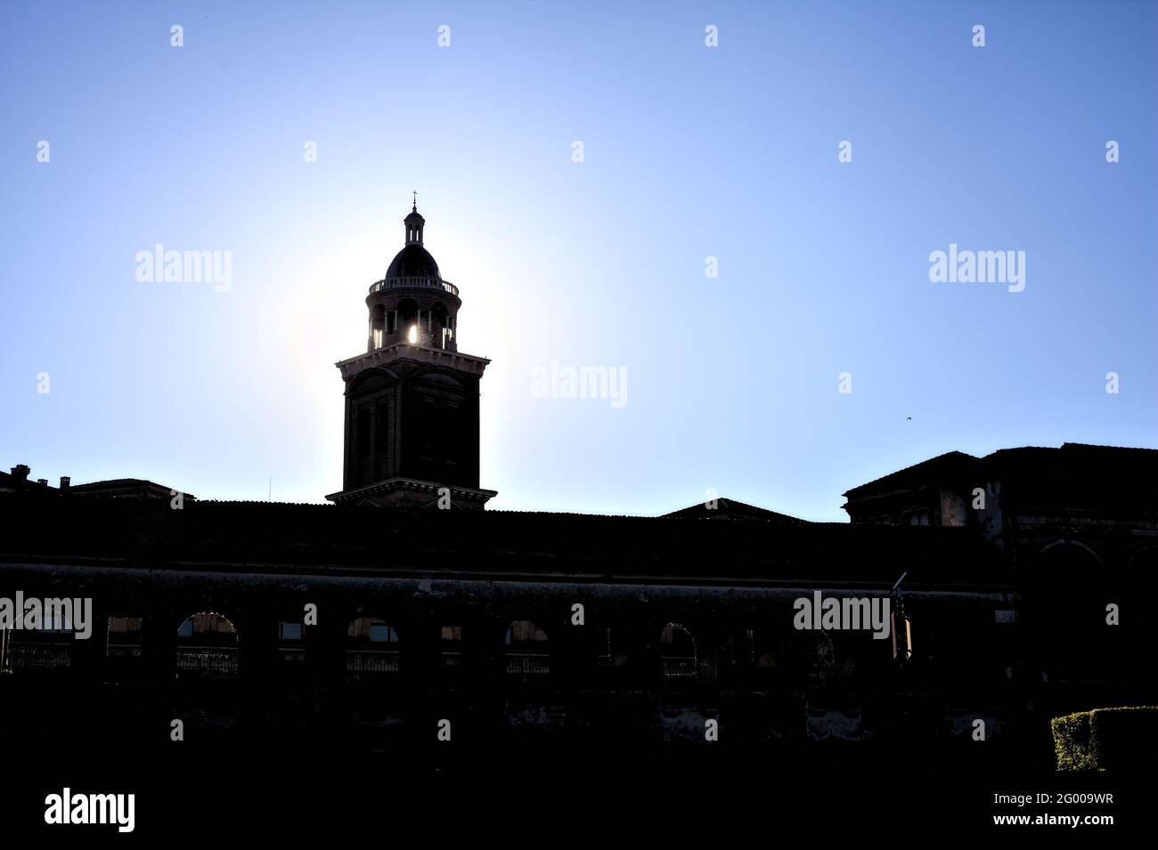 Der Glockenturm wurde mittags von der Sonne beleuchtet Stockfoto